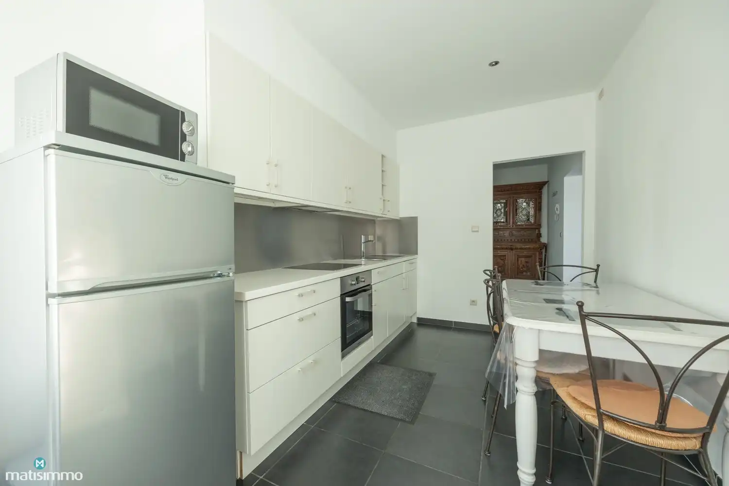 GEMEUBELD INSTAPKLAAR APPARTEMENT MET 2 SLAAPKAMERS EN AUTOSTAANPLAATS NABIJ HET CENTRUM VAN TONGEREN foto 9