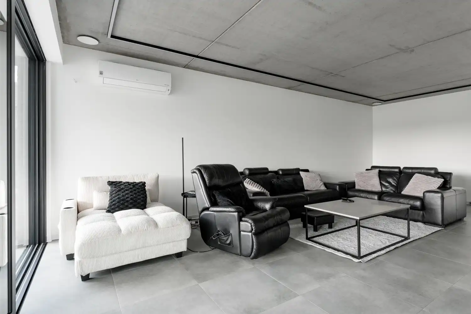 Moderne architecturale woning (2022) met 3 slaapkamers, bureau, kelder en ruime tuin te Pelt foto 10