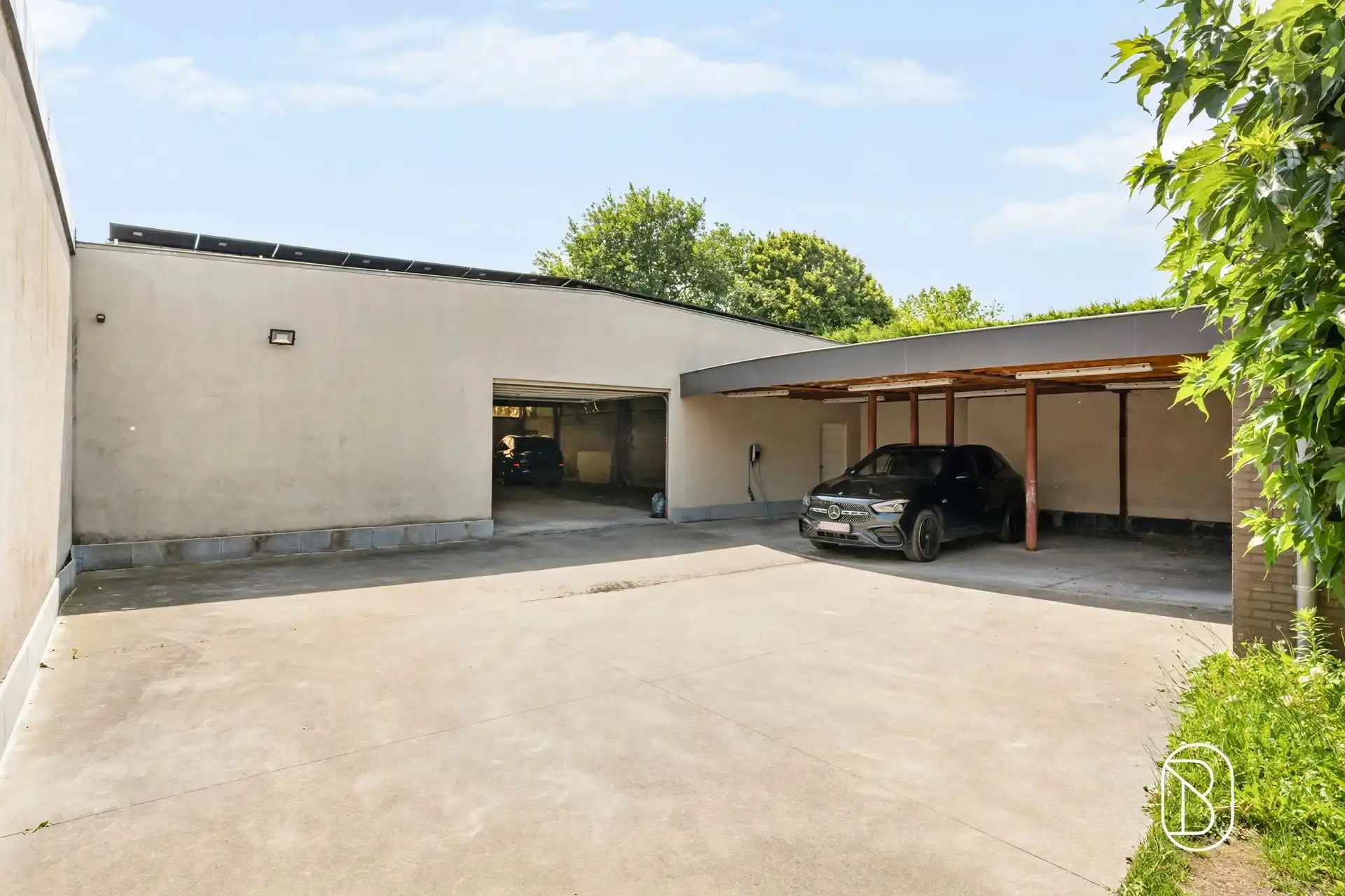 Commercieel gelegen kantoor/praktijk + woonst met atelier foto 3