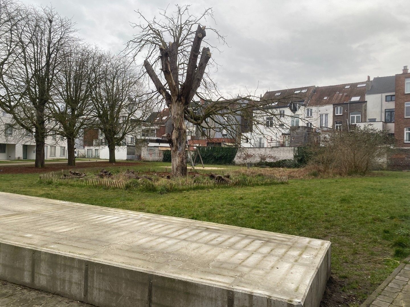 Moderne stadswoning met tuin in familiale en levendige buurt foto 14
