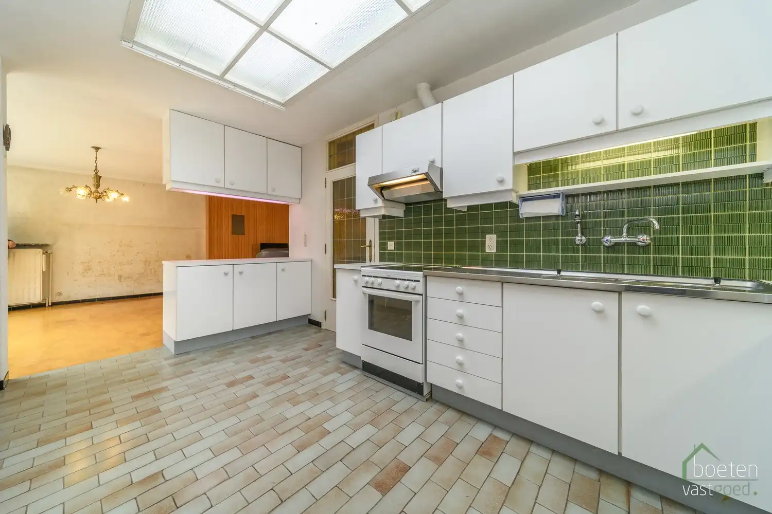 ROESBRUGGE: Ruime maar te moderniseren rijwoning met 4 slpks., grote garage en gezellige tuin op 492m² grondopp. foto 7