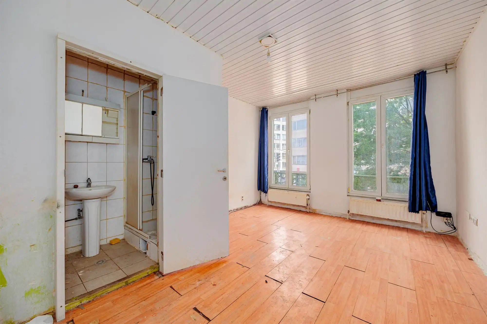 Handelshuis met gerenoveerde handelsruimte en renovatiepotentieel foto 3