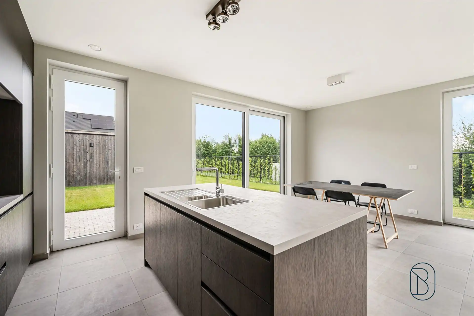 Recente halfopen bebouwing met 4 slaapkamers, tuin en garage foto 17