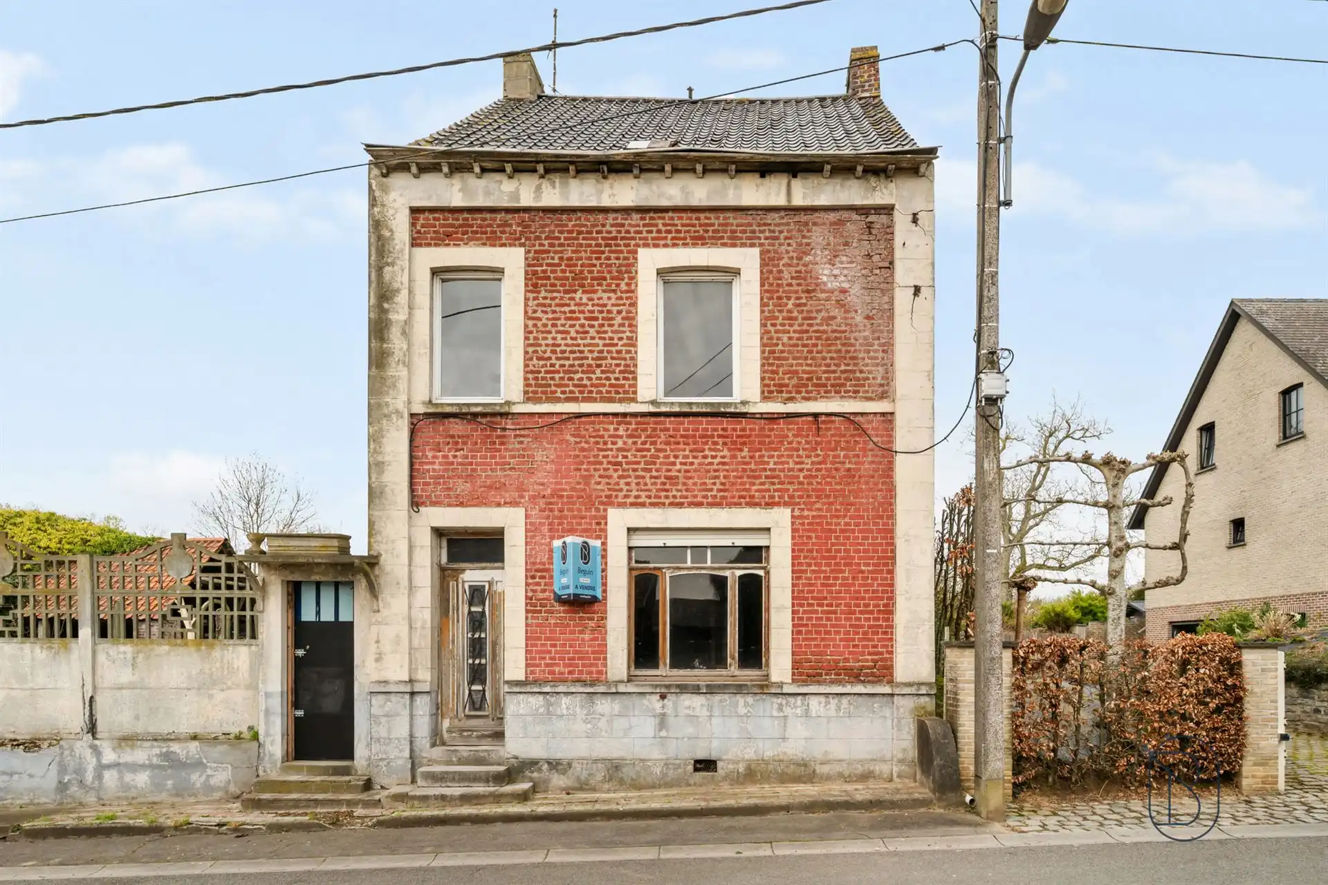 Totaal te renoveren woning met bijgebouwen op 1570m2 foto 3