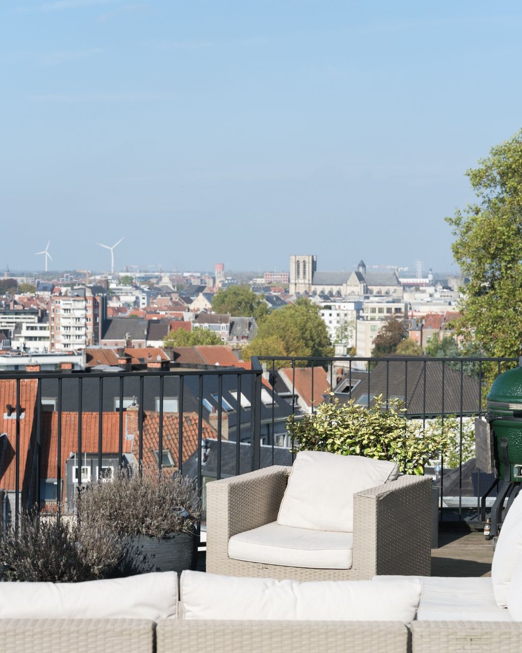 Unieke opportuniteit - Bijzonder dakappartement met 2 slaapkamers en uitzonderlijke terrassen (totaal +- 100m2) met weidse zichten, ideaal gelegen tussen het stadscentrum en het Citadelpark. foto 6