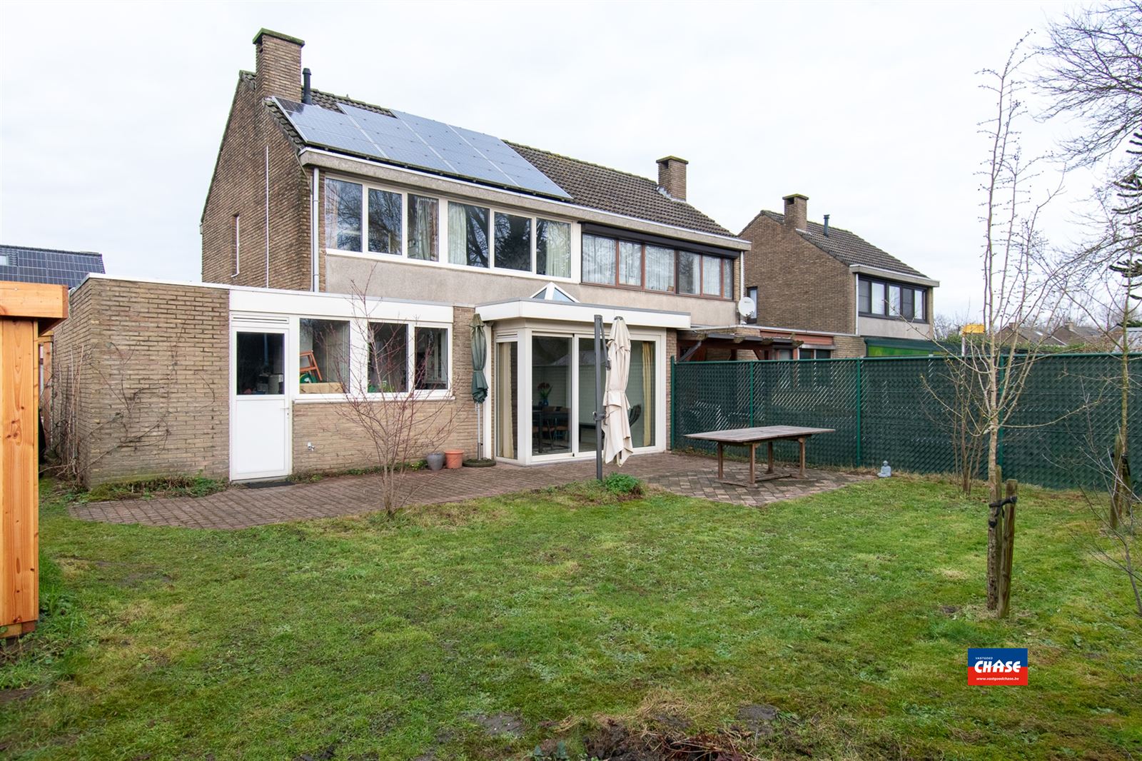 Instapklare woning met 4 slaapkamers, tuin, grote e oprit en garage foto 7