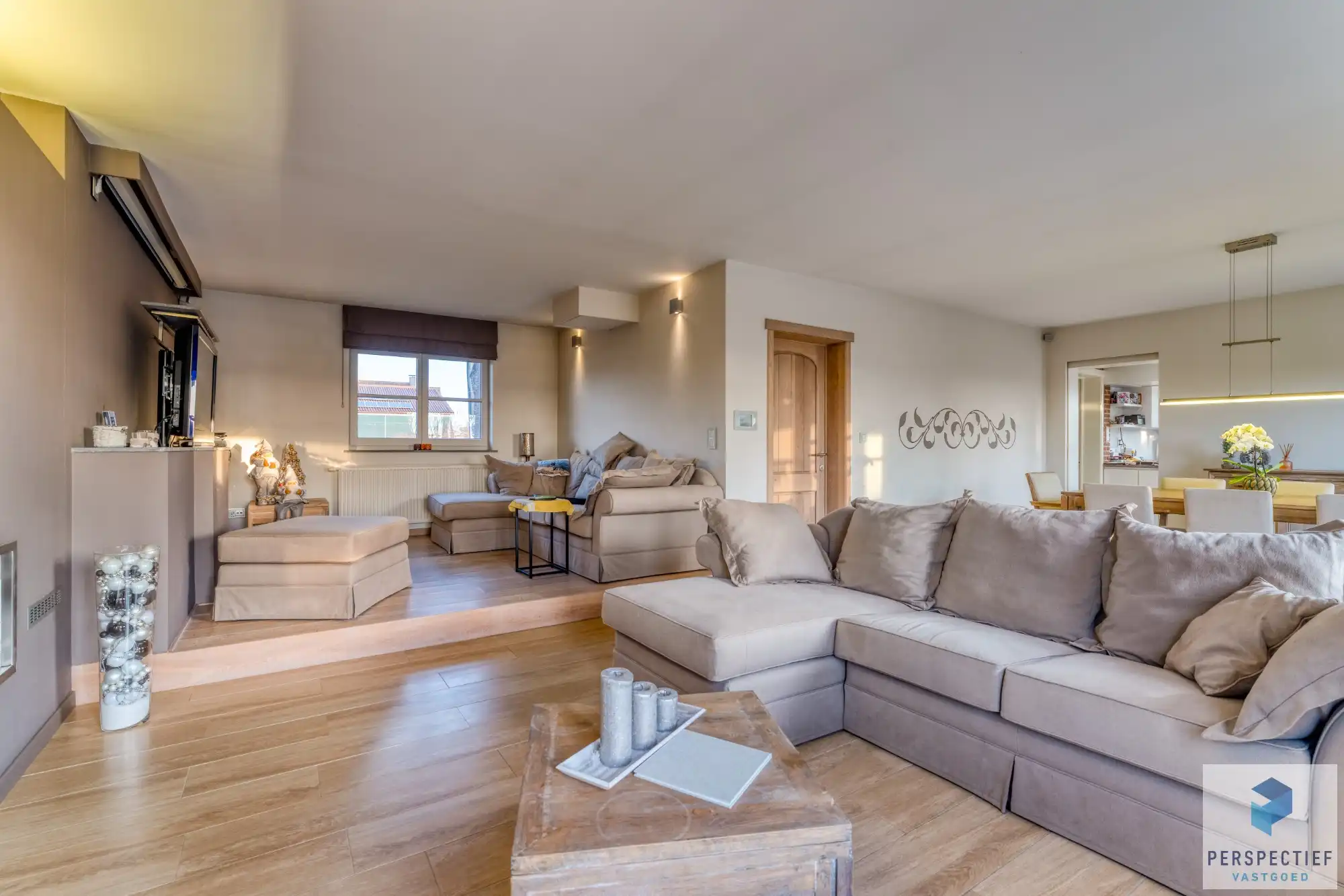 Landelijk gelegen villa met handelsruimte en buitenzwembad op 1370 m² foto 6