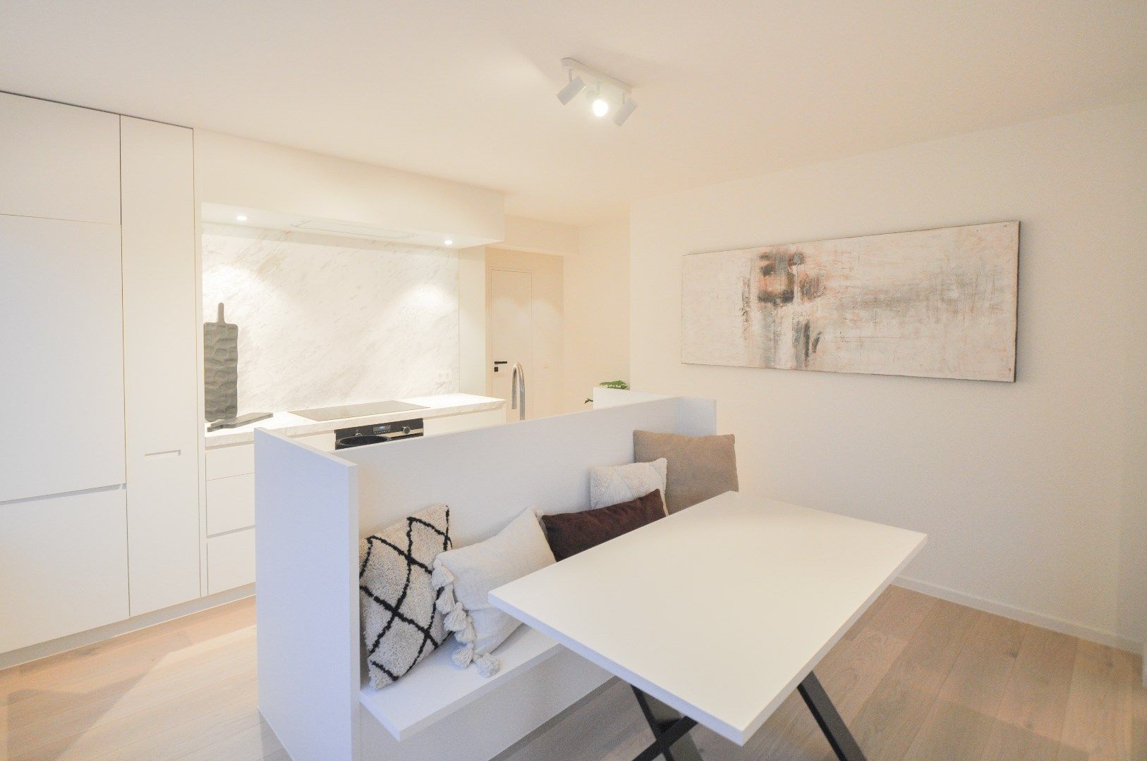 Volledig gerenoveerd hoek-appartement gelegen op enkele stappen van de zee. foto 3