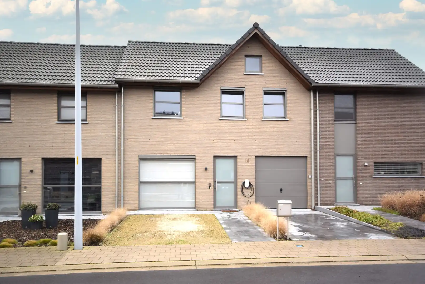 Ruime gezinswoning met drie slaapkamers en tuin  foto {{pictureIndex}}