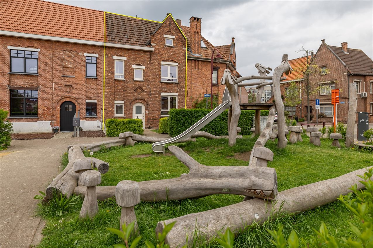 Hoofdfoto van de publicatie: Stadswoning met 3slk en tuintje op topligging