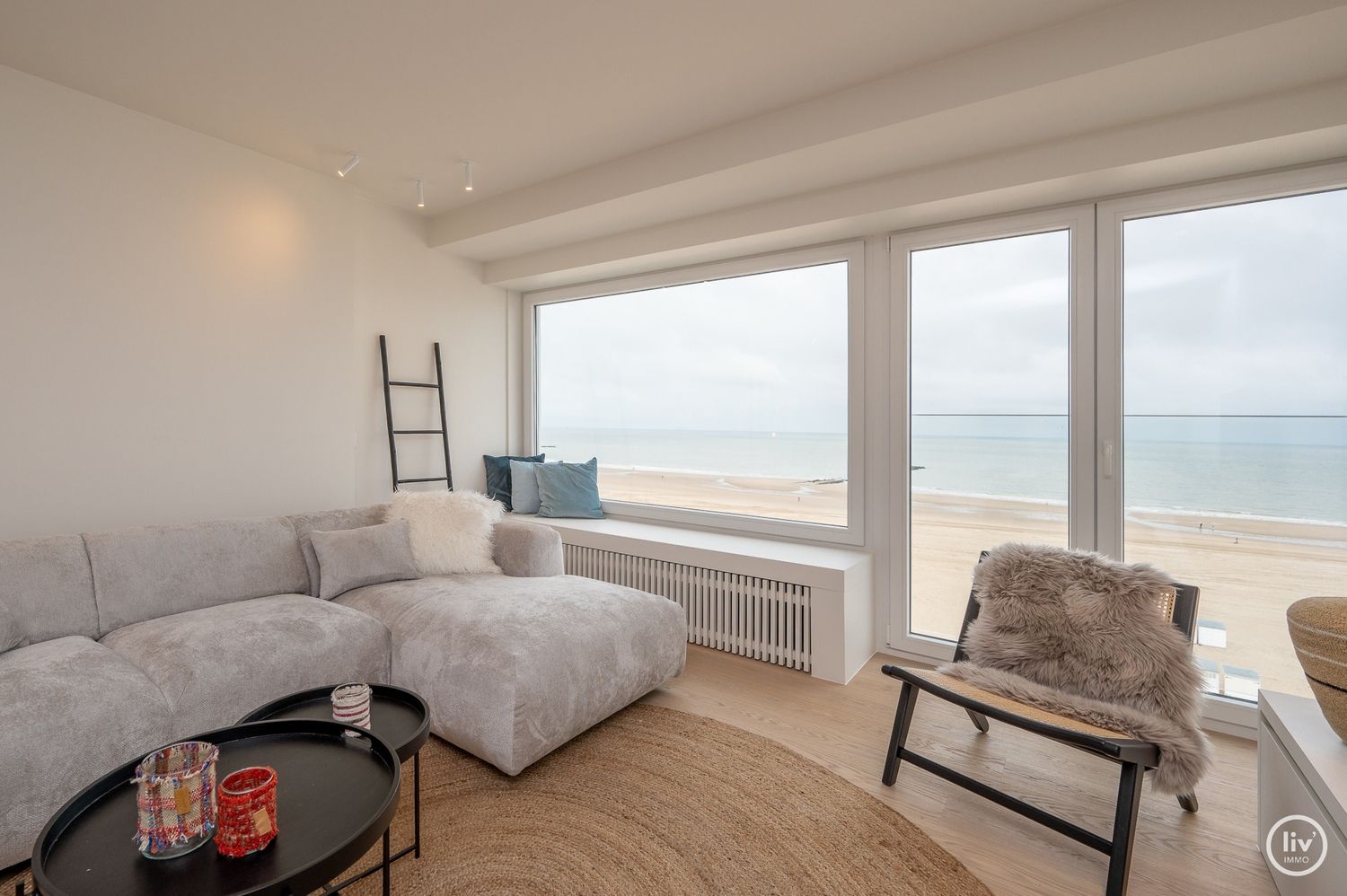 Prachtig gerenoveerd appartement met frontaal zeezicht gelegen op de Zeedijk-Albertstrand te Knokke. foto 6