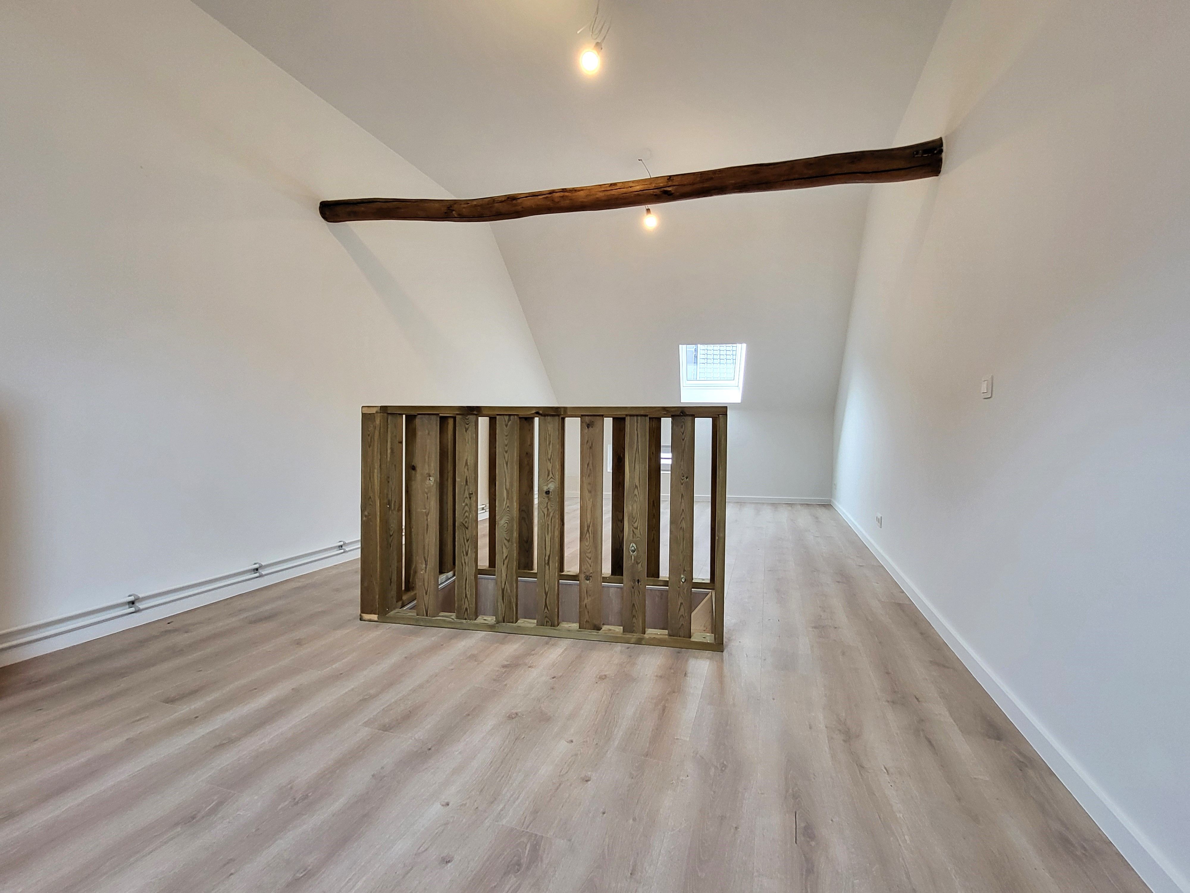 Deze volledig gerenoveerde woning (2025) biedt modern wooncomfort op een centrale ligging in het centrum, met winkels, scholen en openbaar vervoer op wandelafstand.  foto 24