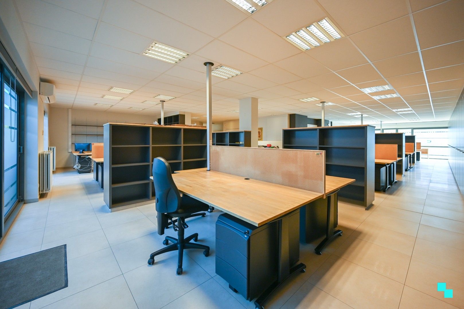 Uiterst commercieel en vlot bereikbaar handelspand (340 m²) te Izegem foto {{pictureIndex}}