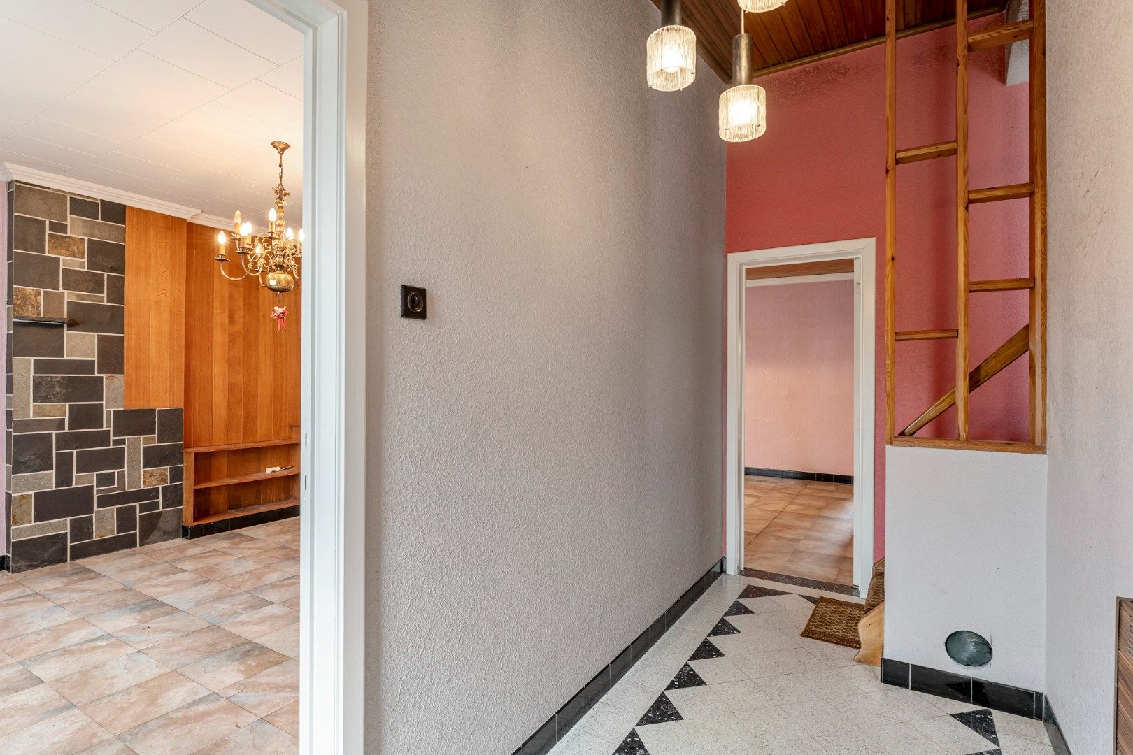Te renoveren vrijstaande woning op een gunstig gelegen perceel van 12a 07ca vlakbij het centrum foto 5