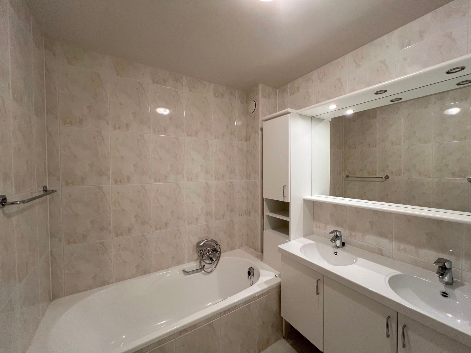 Ruim appartement met 2 slaapkamers, terras en garage foto 19