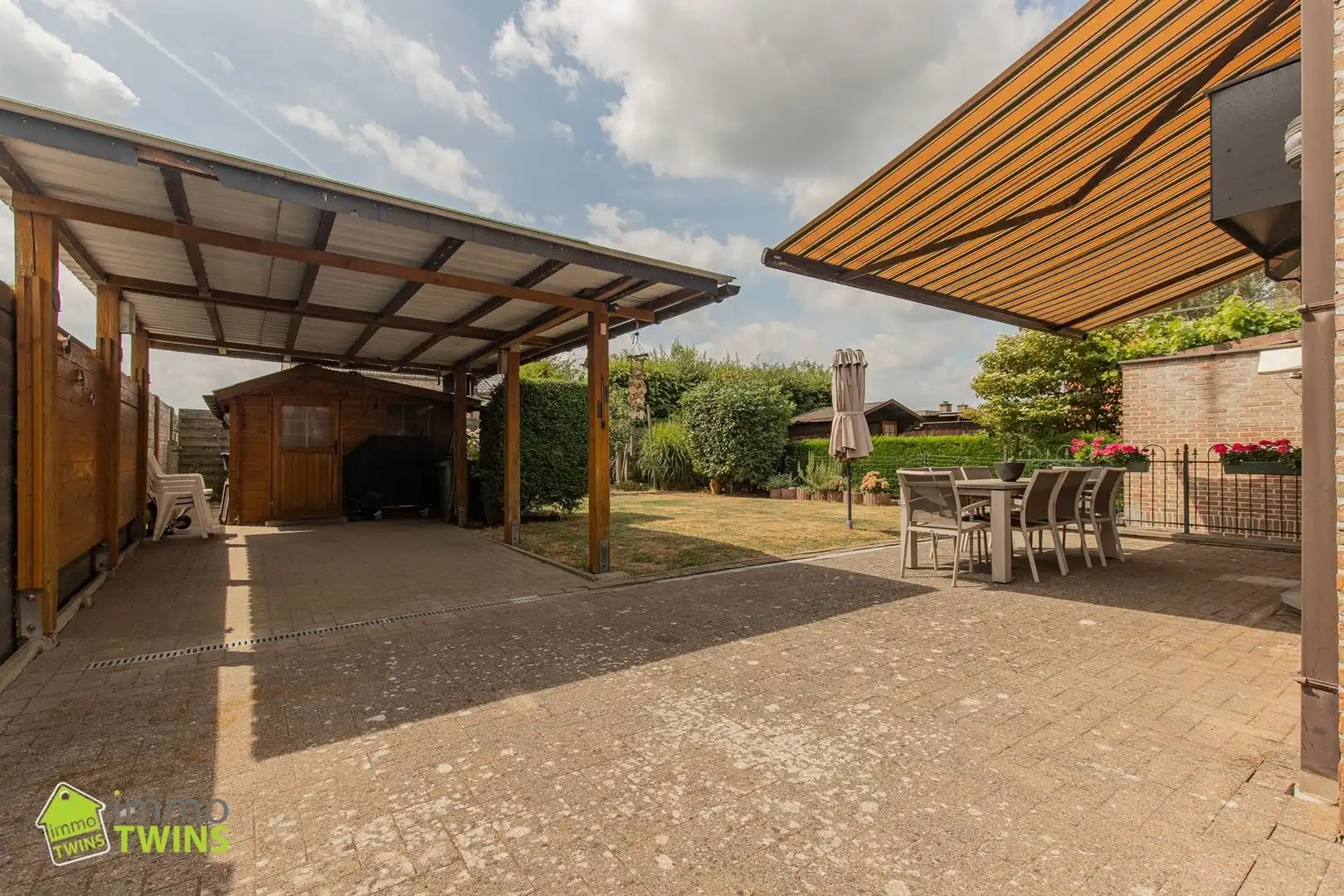 Ruime halfopen bebouwing met carport, grote zolder, zonnepanelen en thuisbatterij in Oudegem bij Dendermonde. foto 24