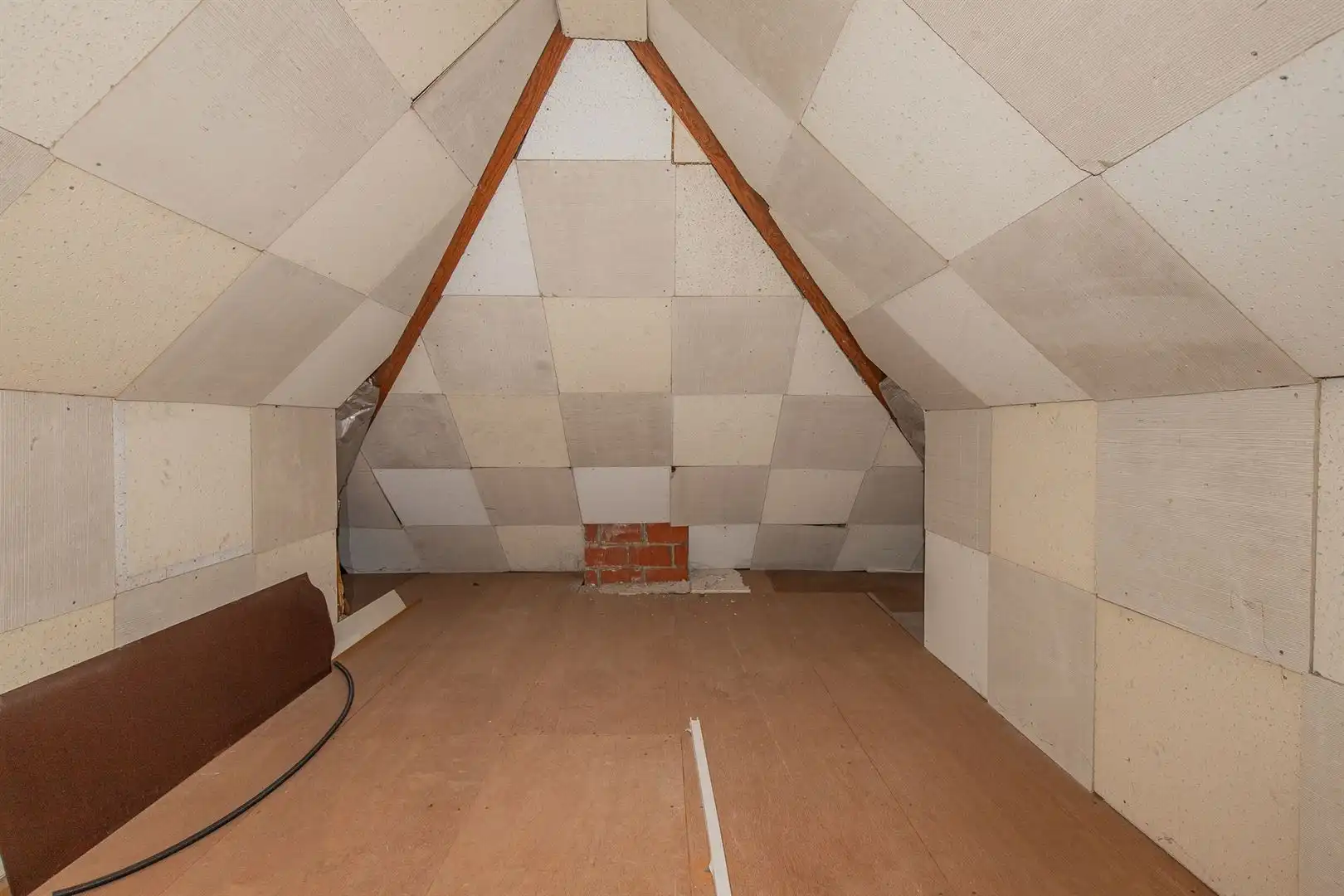 Ruime halfopen bebouwing met carport, grote zolder, zonnepanelen en thuisbatterij in Oudegem bij Dendermonde. foto 24