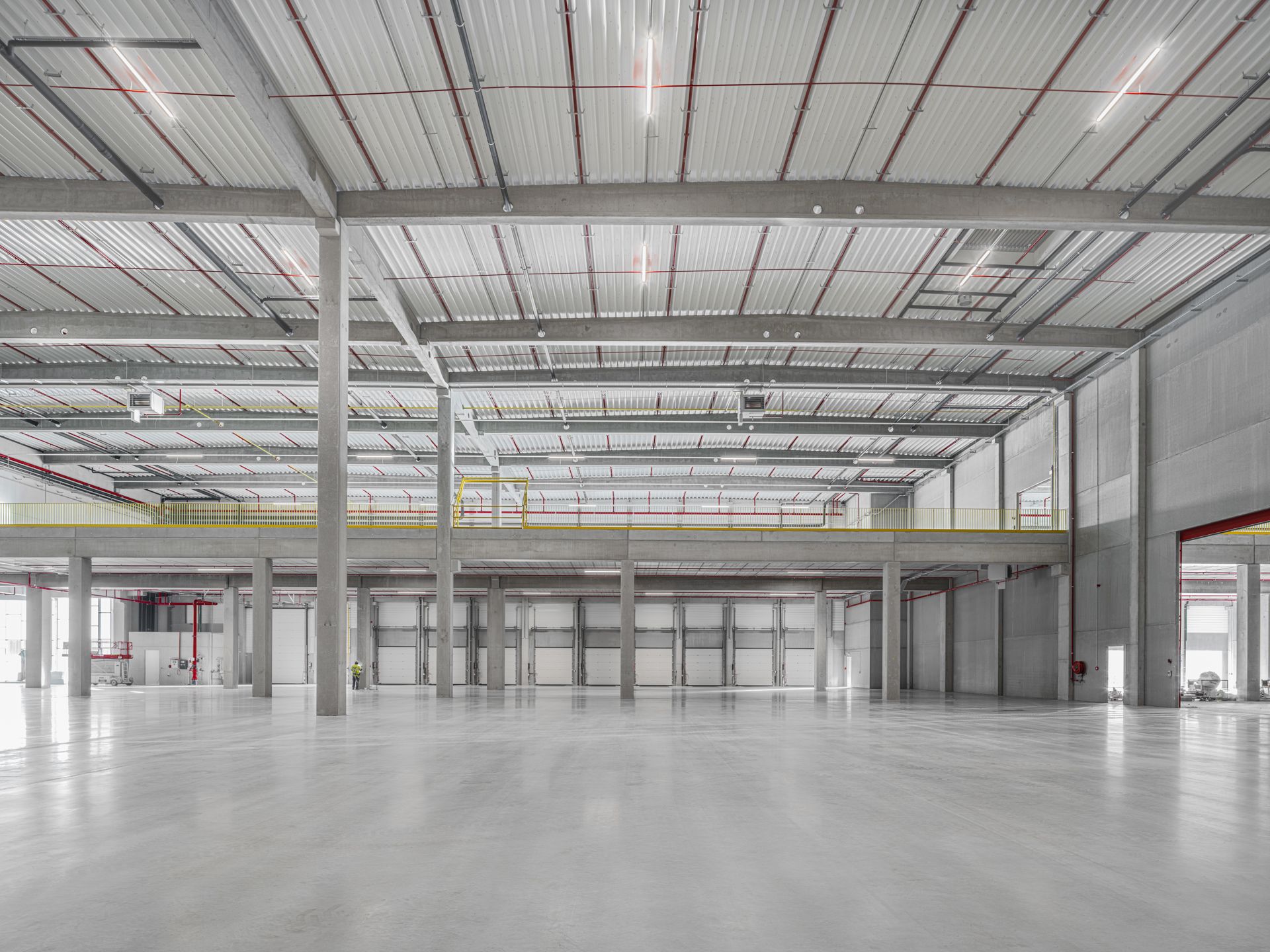 Magazijn met mezzanine en kantoor te huur foto 6