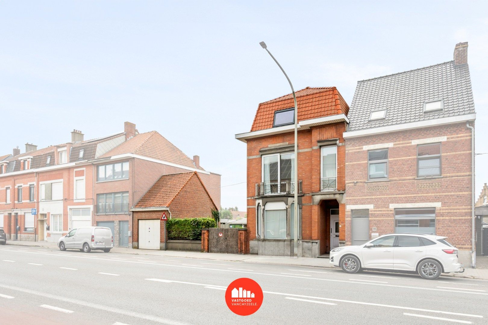 Hoofdfoto van de publicatie: Te renoveren herenwoning met zonnige tuin en garage in hartje Ieper