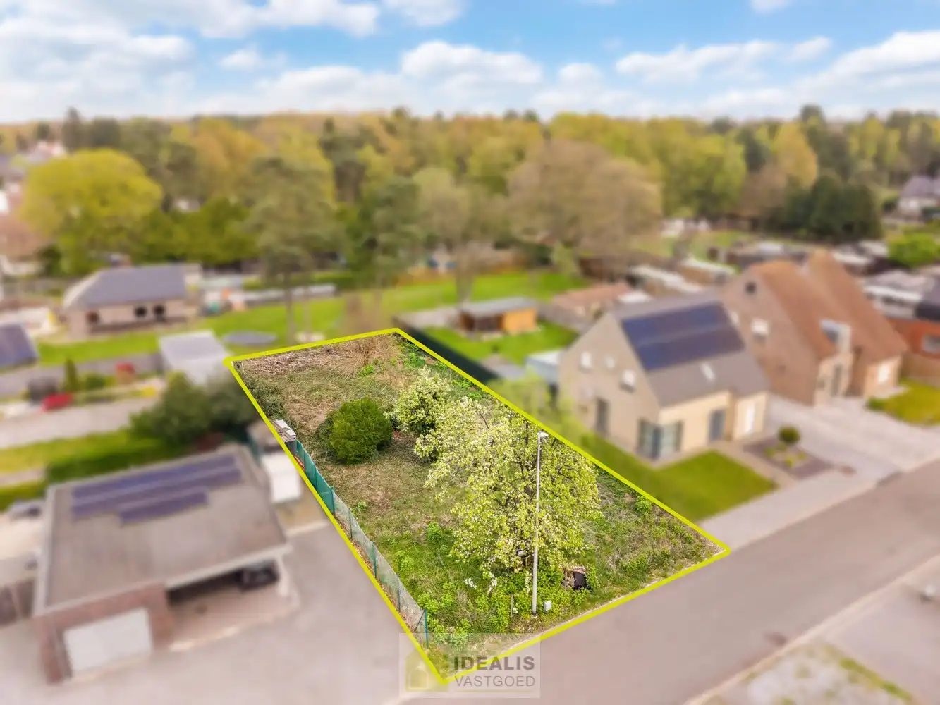 KNAPPE BOUWKAVEL VOOR OPEN BEBOUWING VAN 5A 42CA OP EEN GROENE RUSTIGE LOCATIE IN LOMMEL KOLONIE! Deze bouwkavel met een oppervlakte van 5a 42ca biedt de mogelijkheid voor het bouwen van een prachtige eengezinswoning op een heerlijke plek in een residentiële wijk. Zo zijn basisschool, supermarkt, bakker, apotheek, horeca op fietsafstand bereikbaar. Daarnaast is de bouwkavel gelegen op een steenworp van de grens met Nederland! foto 3