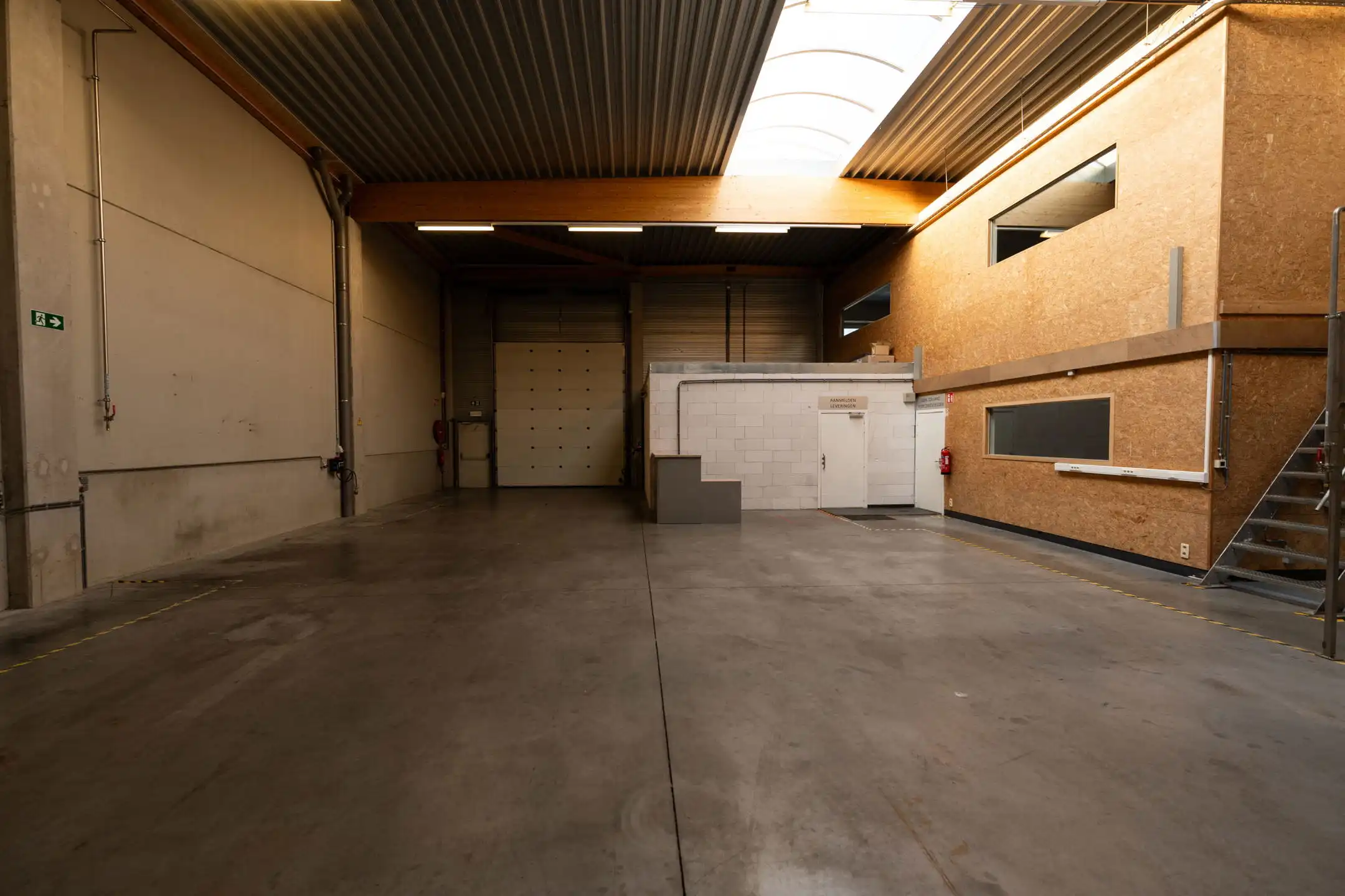 Te huur: bedrijfsunit met 360 m² magazijn en 144 m² kantoor foto 7