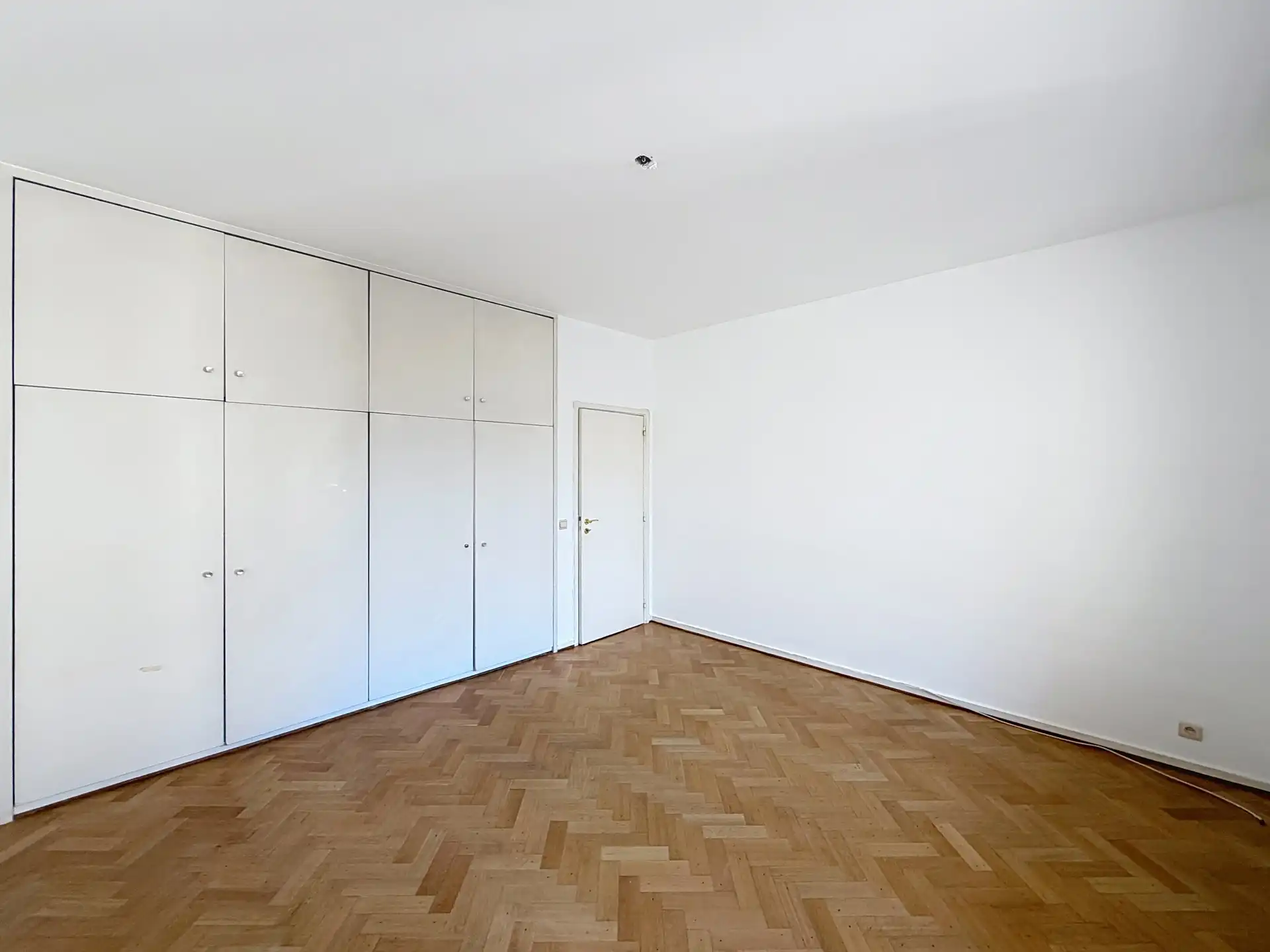 JUSTITIEPALEIS – Mooi 2-slaapkamerappartement met parking! foto 10
