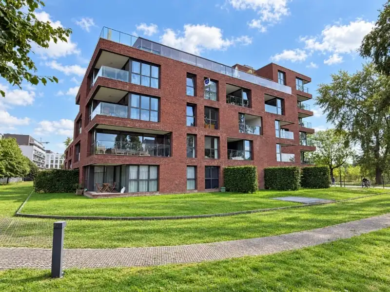 Lichtrijk hoekappartement met terras nabij Watersportbaan foto {{pictureIndex}}