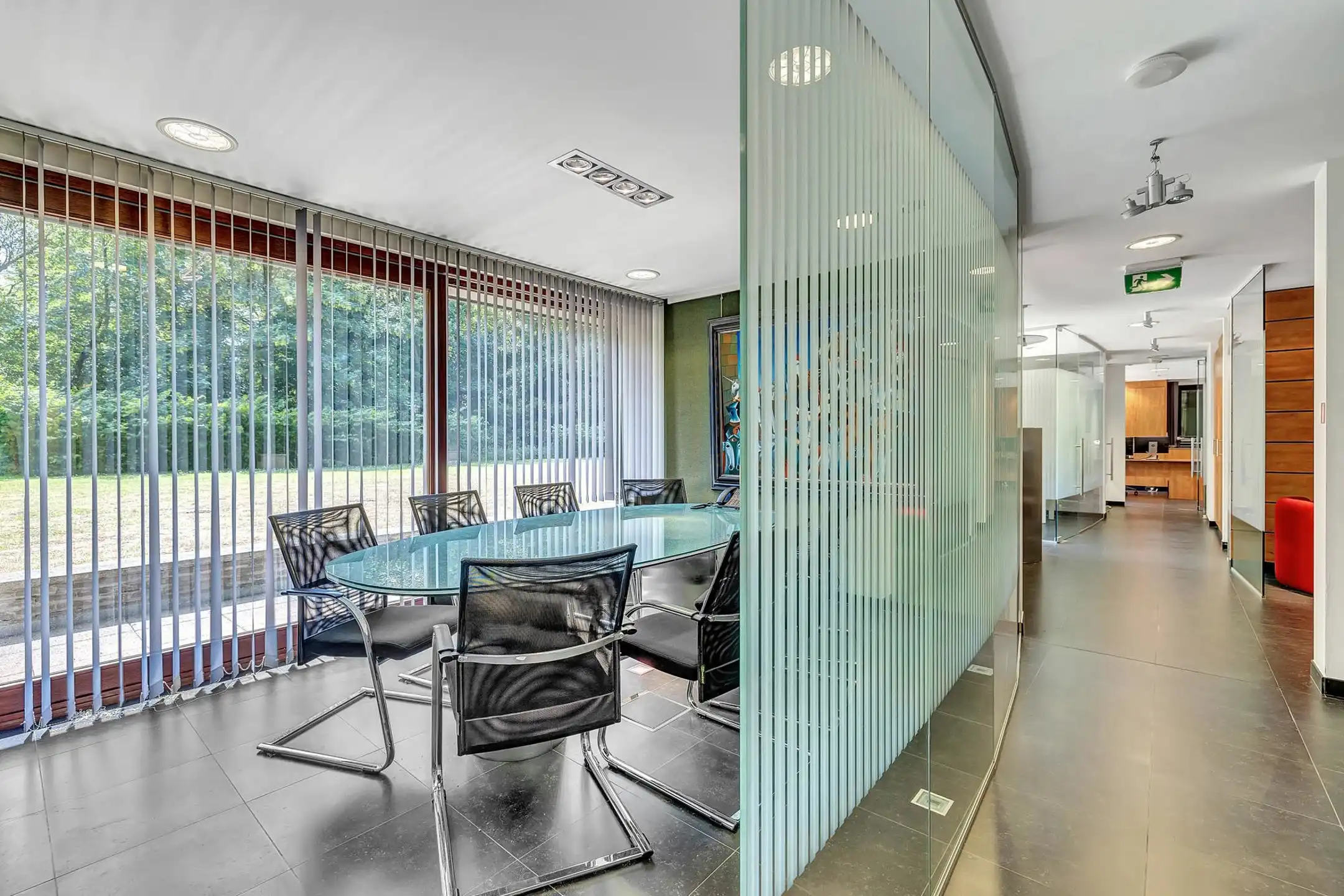 Instapklaar commercieel gelijkvloers op strategische locatie foto 11