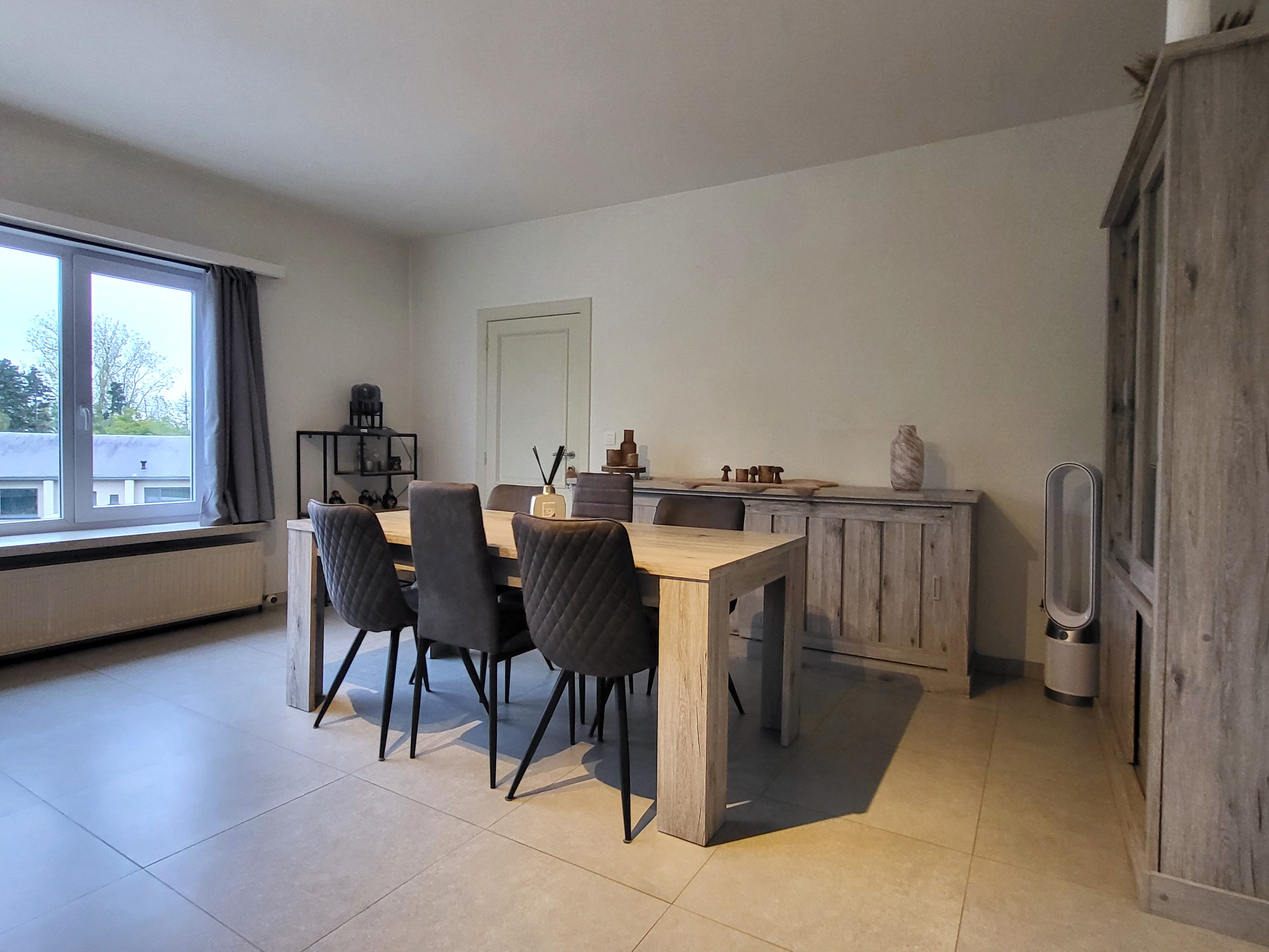 Prachtige koppelwoning met zonnige oprit/ terras, garage en 2 autostaanplaatsen.  foto 6