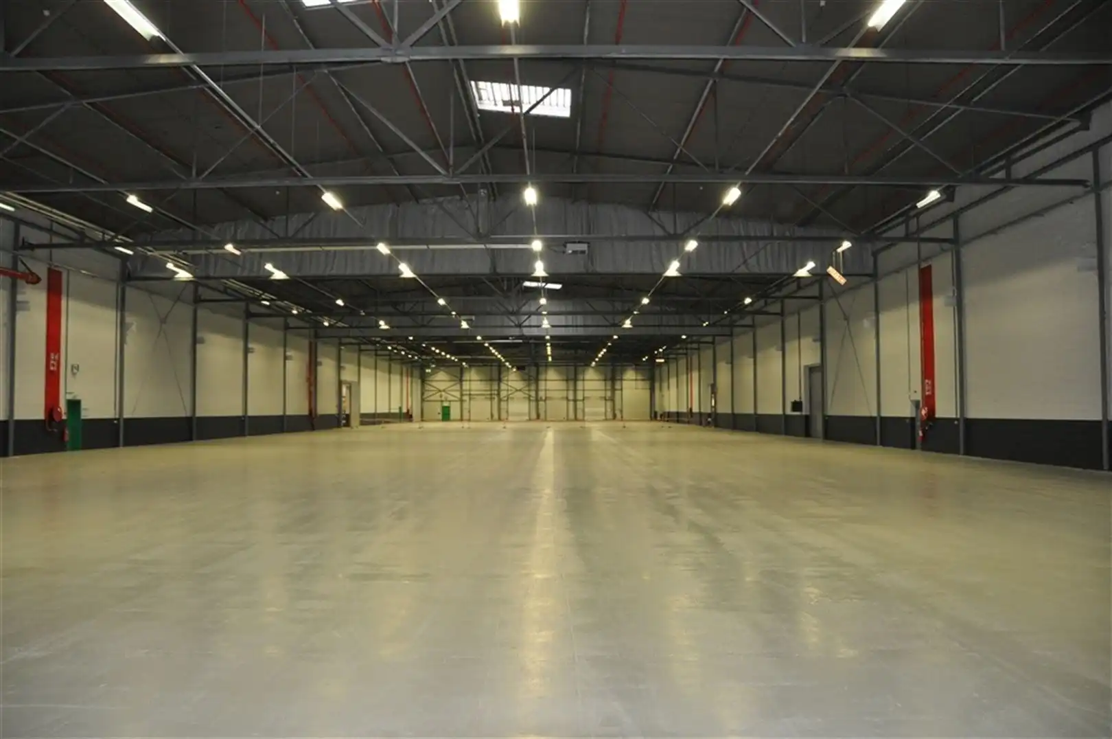 Logistieke unit + kantoren te Zele foto 8