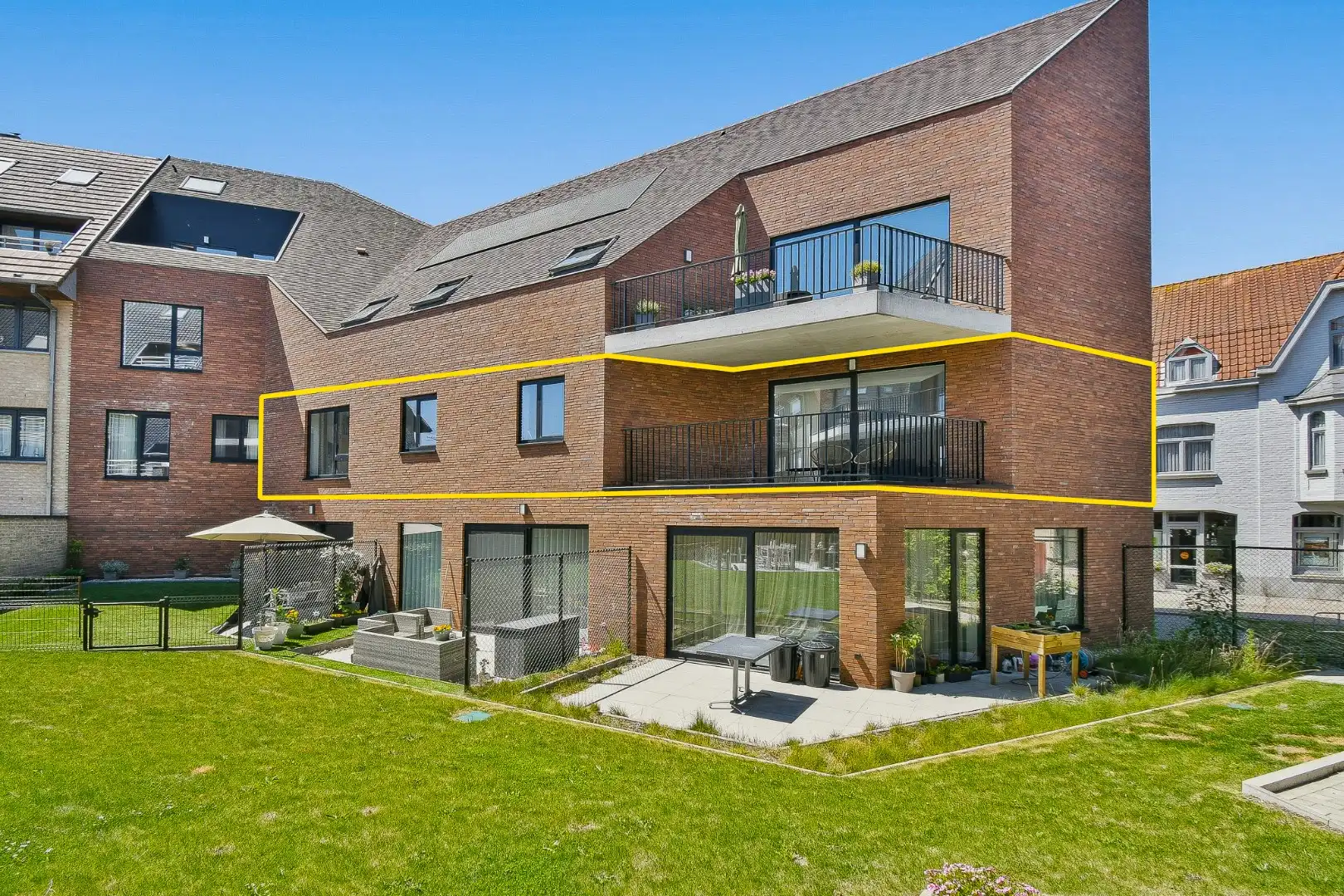 Stijlvol en energiezuinig wonen in hartje Gistel foto {{pictureIndex}}