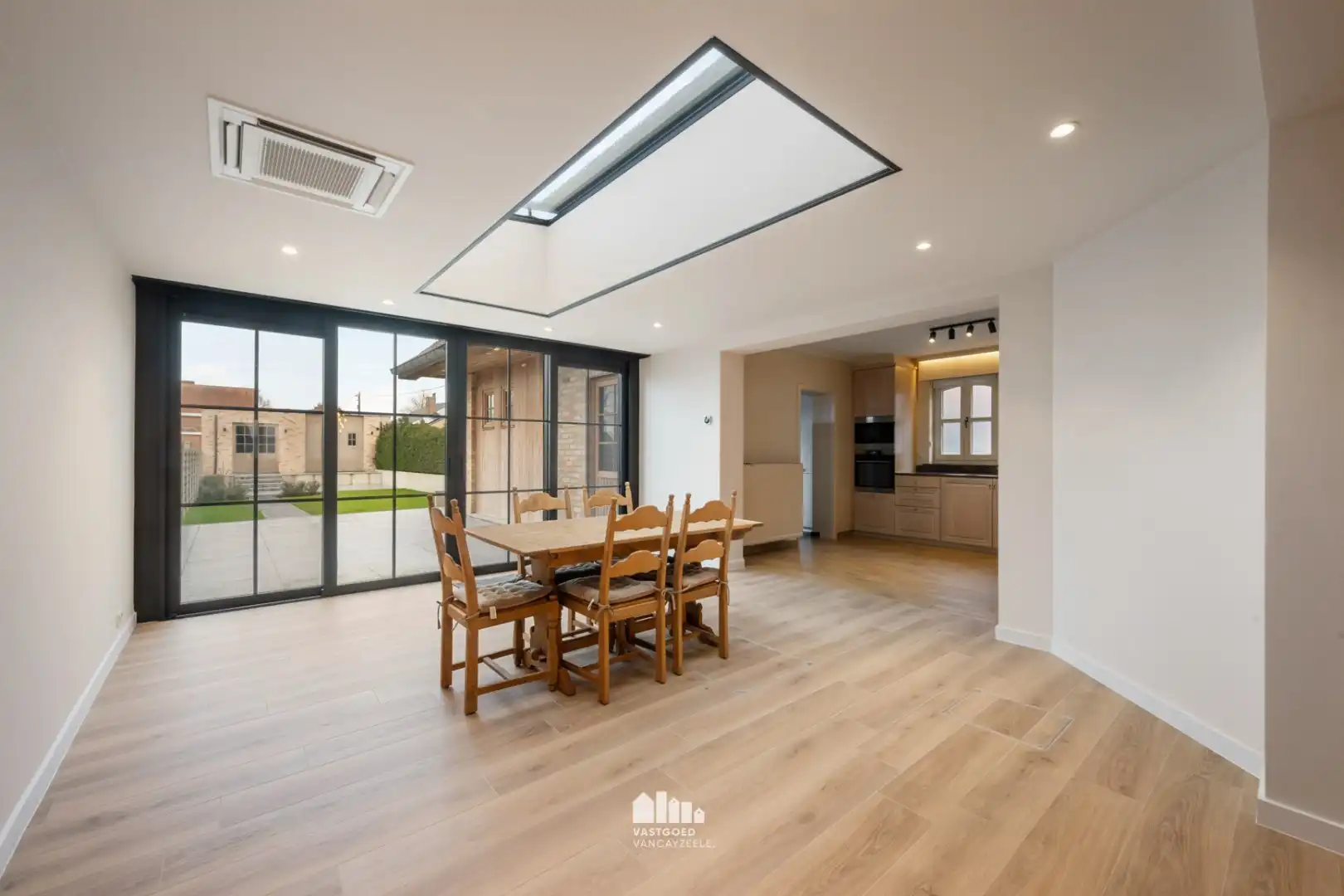 Instapklare, energiezuinige woning met tuin en dubbele garage in hartje Voormezele foto 9