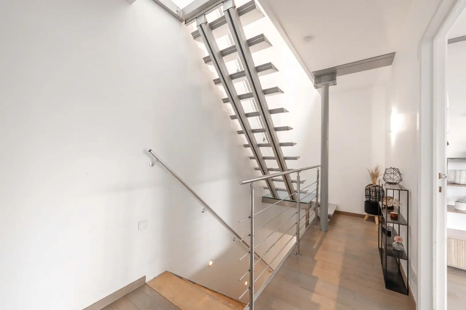 BEDRIJFS-/INVESTERINGS VASTGOED | LOODS | SHOWROOM | BURELEN & APPARTEMENT  foto 19
