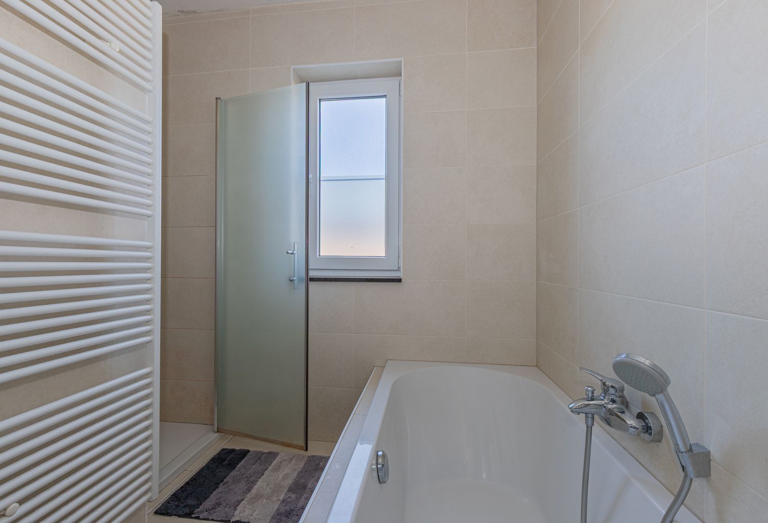 Recente driegevel woning in doodlopende straat! foto 10
