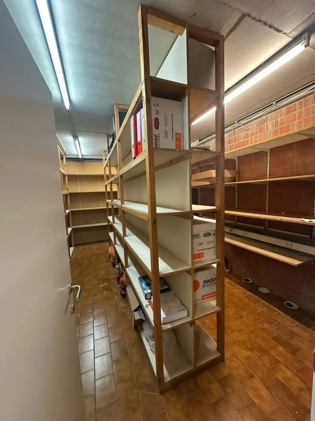 Te Huur Industriele Site: Kantoren en Magazijn te Verrebroek foto 10