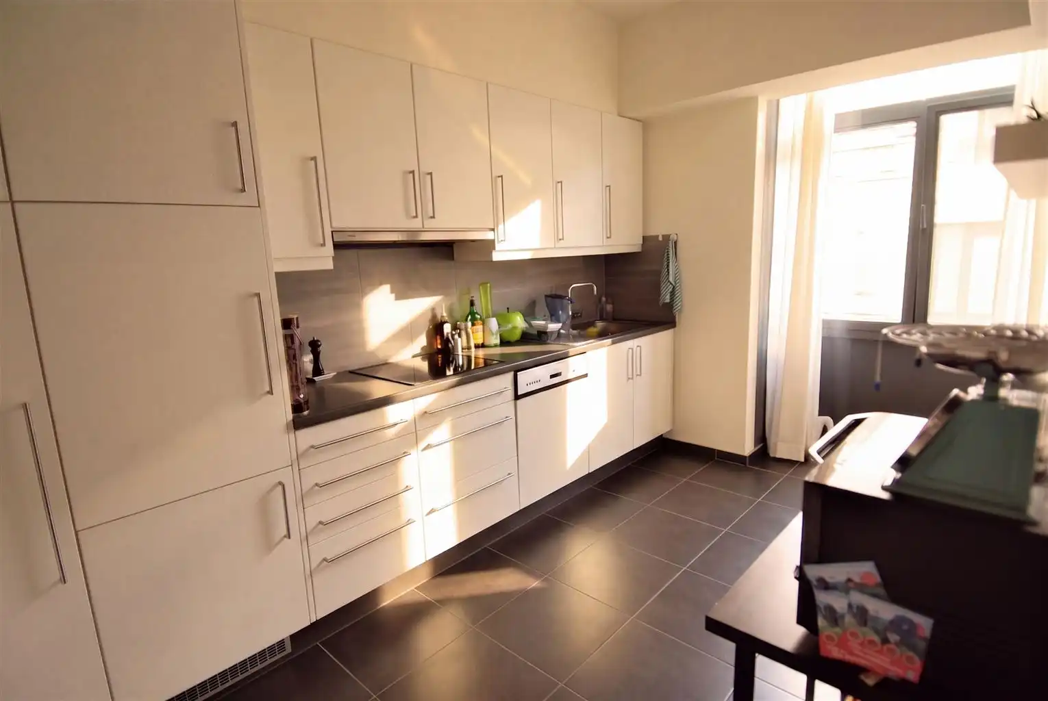 Gezellig appartement met 2 slaapkamers en kelderberging, gelegen vlakbij de Markt van Maaseik. foto 3
