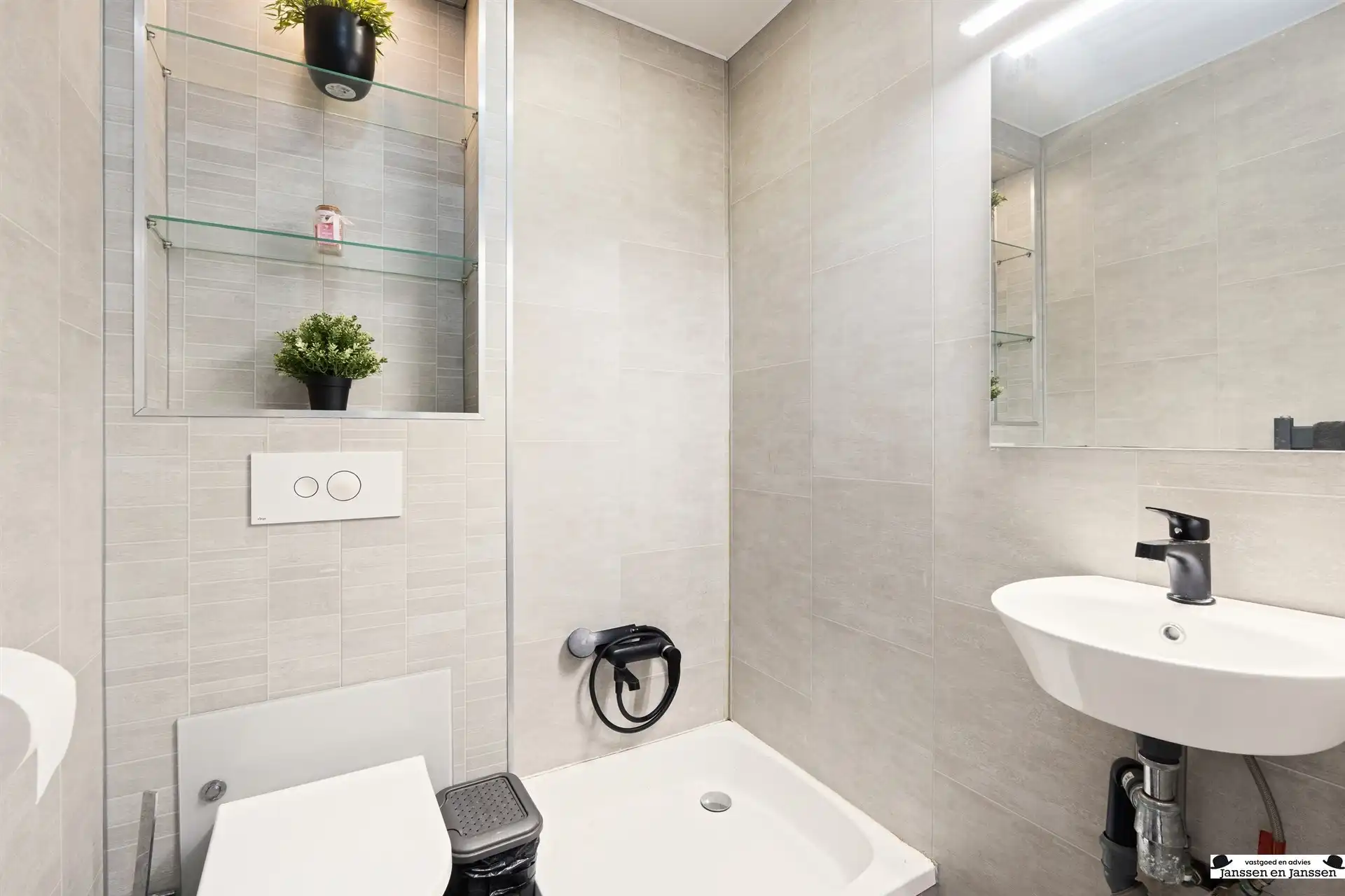 Uitzonderlijk ruime, energetische en gerenoveerde woning! foto 13