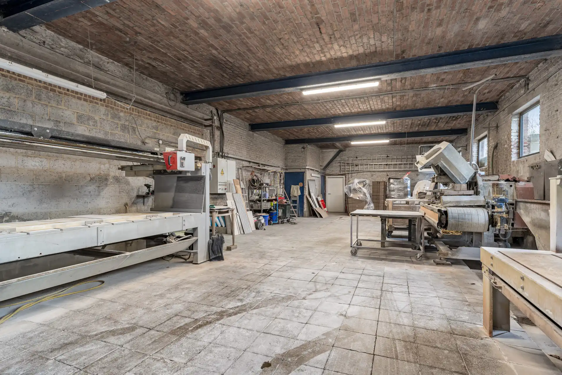 WERKPLAATS MET LOODS EN KANTOOR TE BILZEN. foto 4