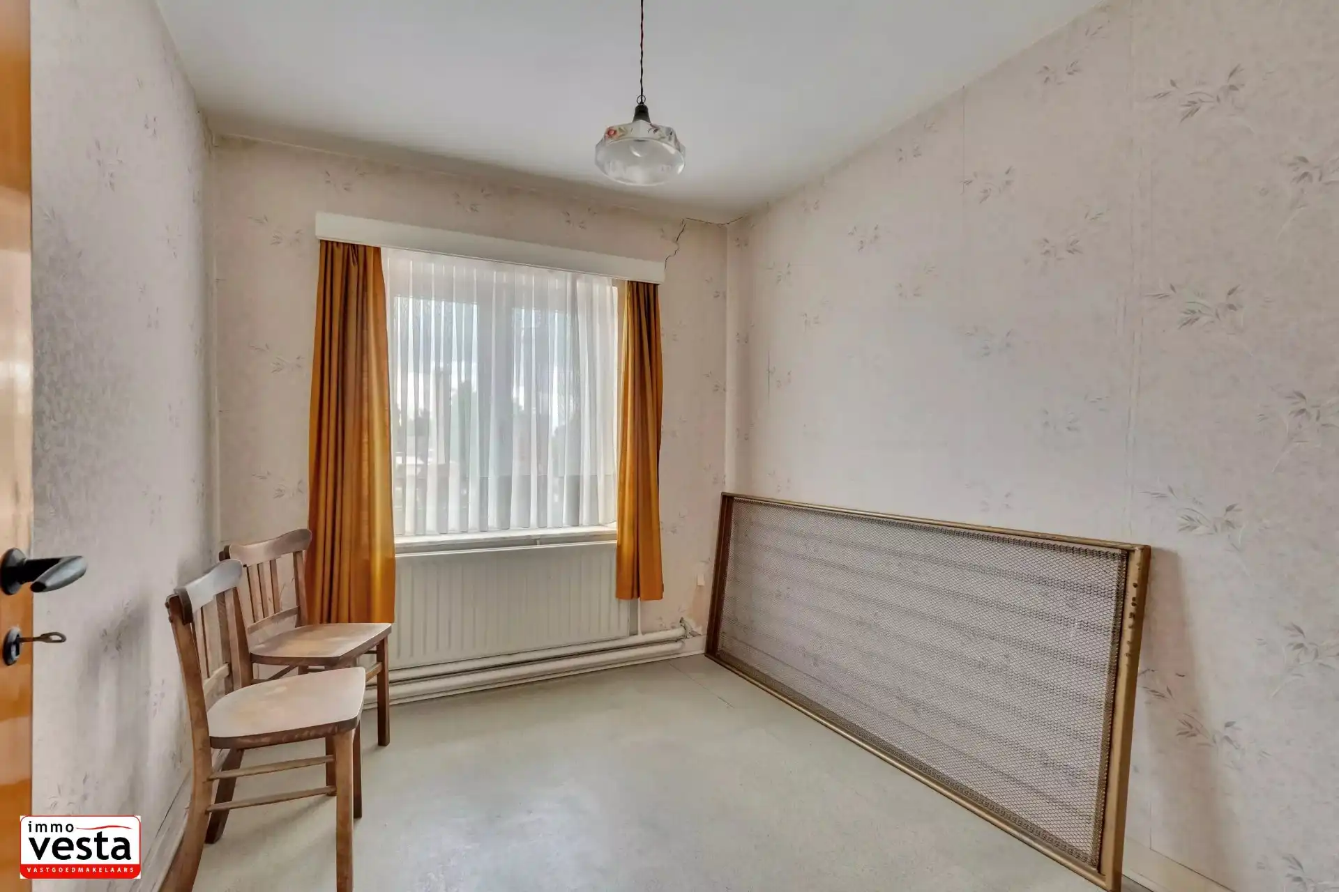 Ruime, centraal gelegen woning met renovatiepotentieel foto 18