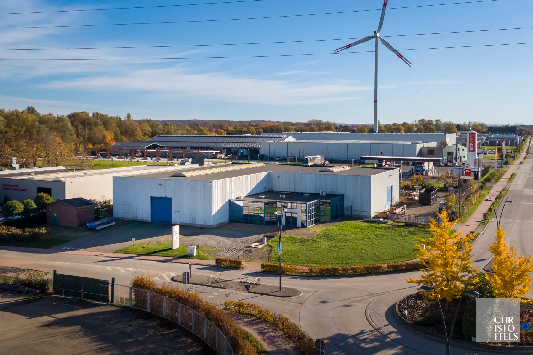 Functioneel bedrijfsgebouw op 4.445m² met magazijn/werkplaats (1.231 m²) en kantoorruimtes (197 m²) nabij de E314 foto {{pictureIndex}}