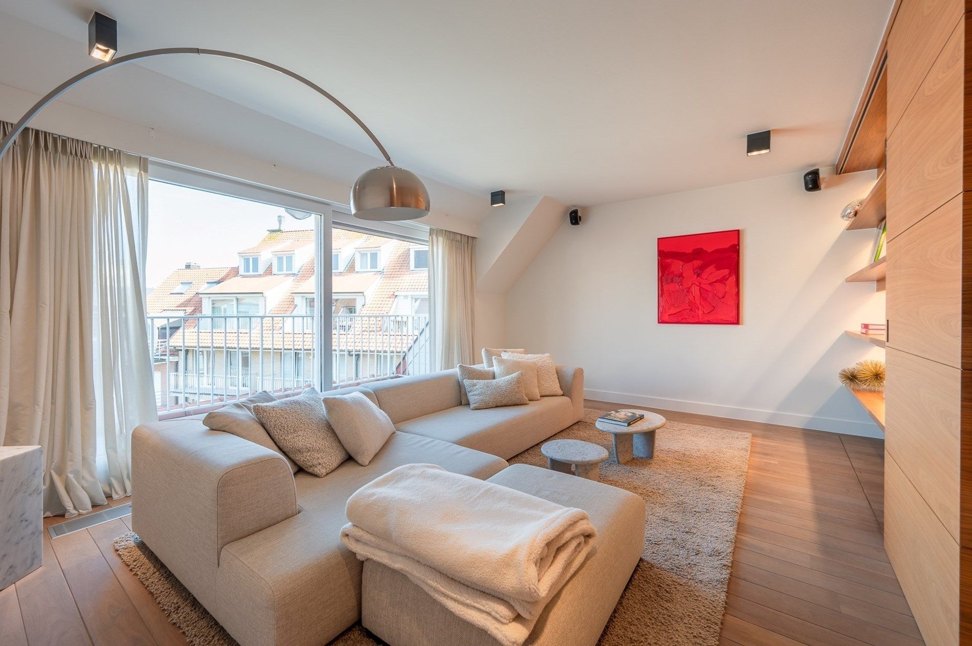 Prachtig, ruim 2 slaapkamer appartement met ruime terrassen centraal gelegen op de Zoutelaan te Knokke (met mogelijkheid tot het creëren van een 3de kamer)  foto {{pictureIndex}}