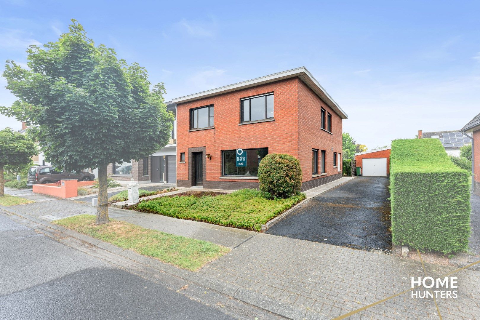 Te renoveren halfopen woning met 4 slaapkamers, 2 garages en veel potentieel te Ieper foto 27