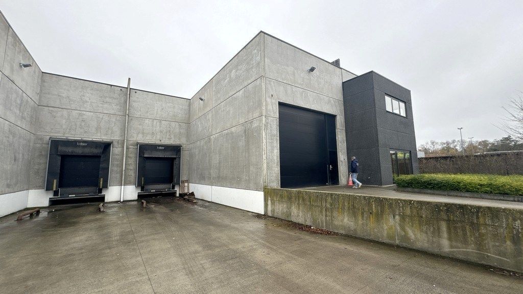 Magazijn met laadkades en kantoor te huur in Mechelen-Noord I foto 2