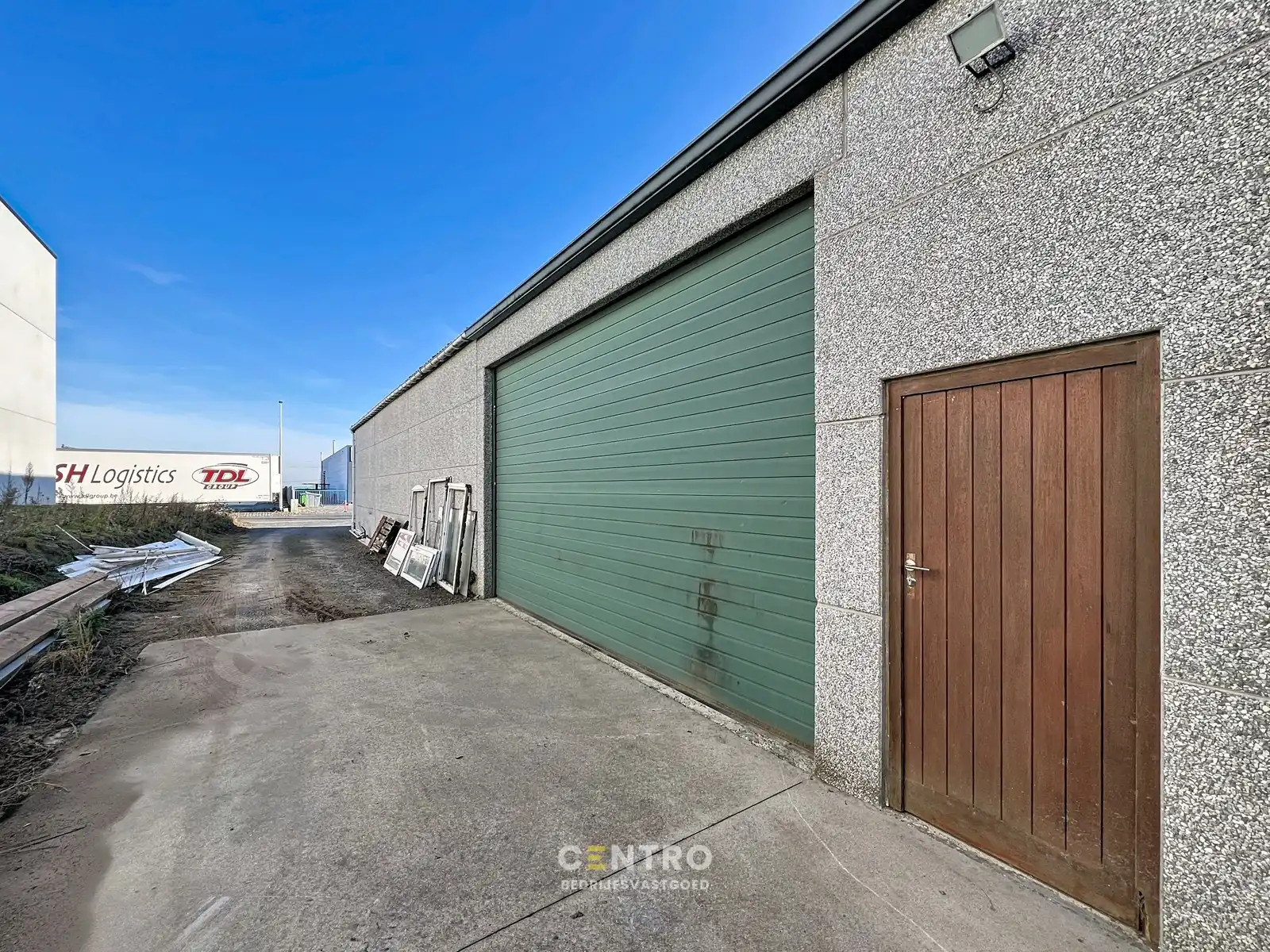 Zeldzame opportuniteit: LOODS/ATELIER 516 m² + ruime ALLEENSTAANDE woning 250 m² op rustig bedrijventerrein vlakbij Roeselare (EPC: A) ! foto 4