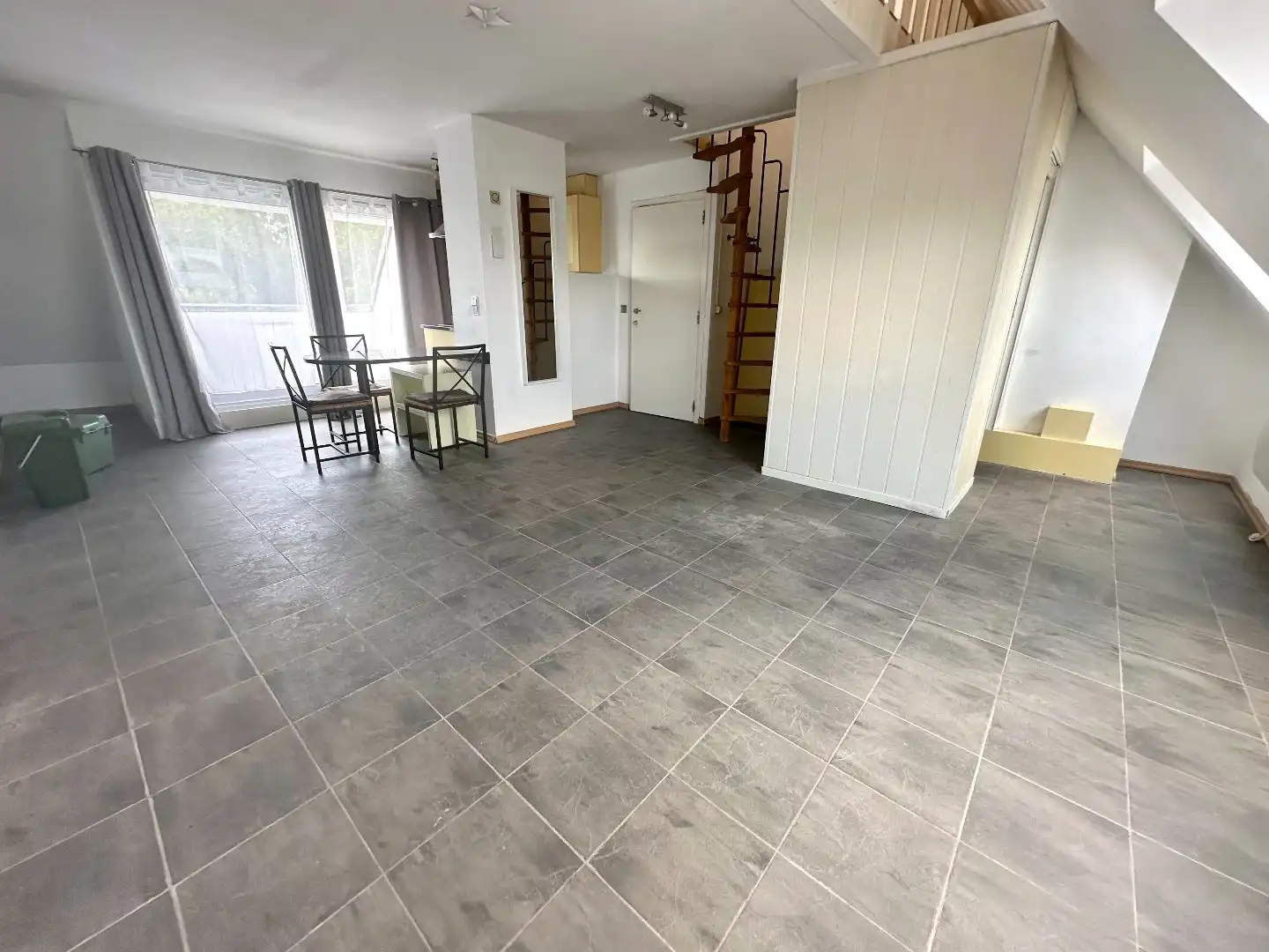 Gezellig duplex-appartement met terras en autostandplaats in rustige wijk te Hasselt foto 3