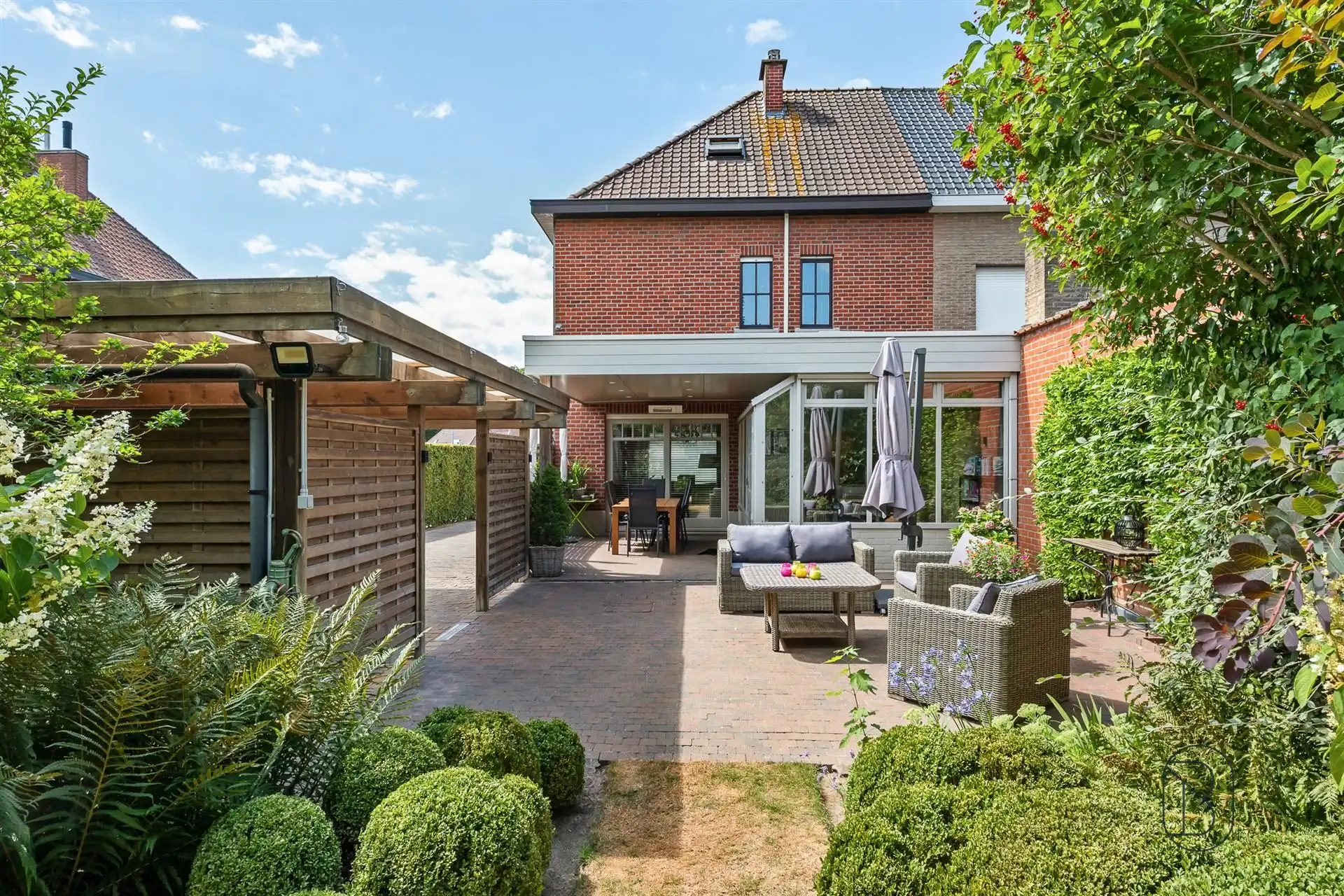 Verzorgde halfopen woning met gezellige tuin en carport foto 2