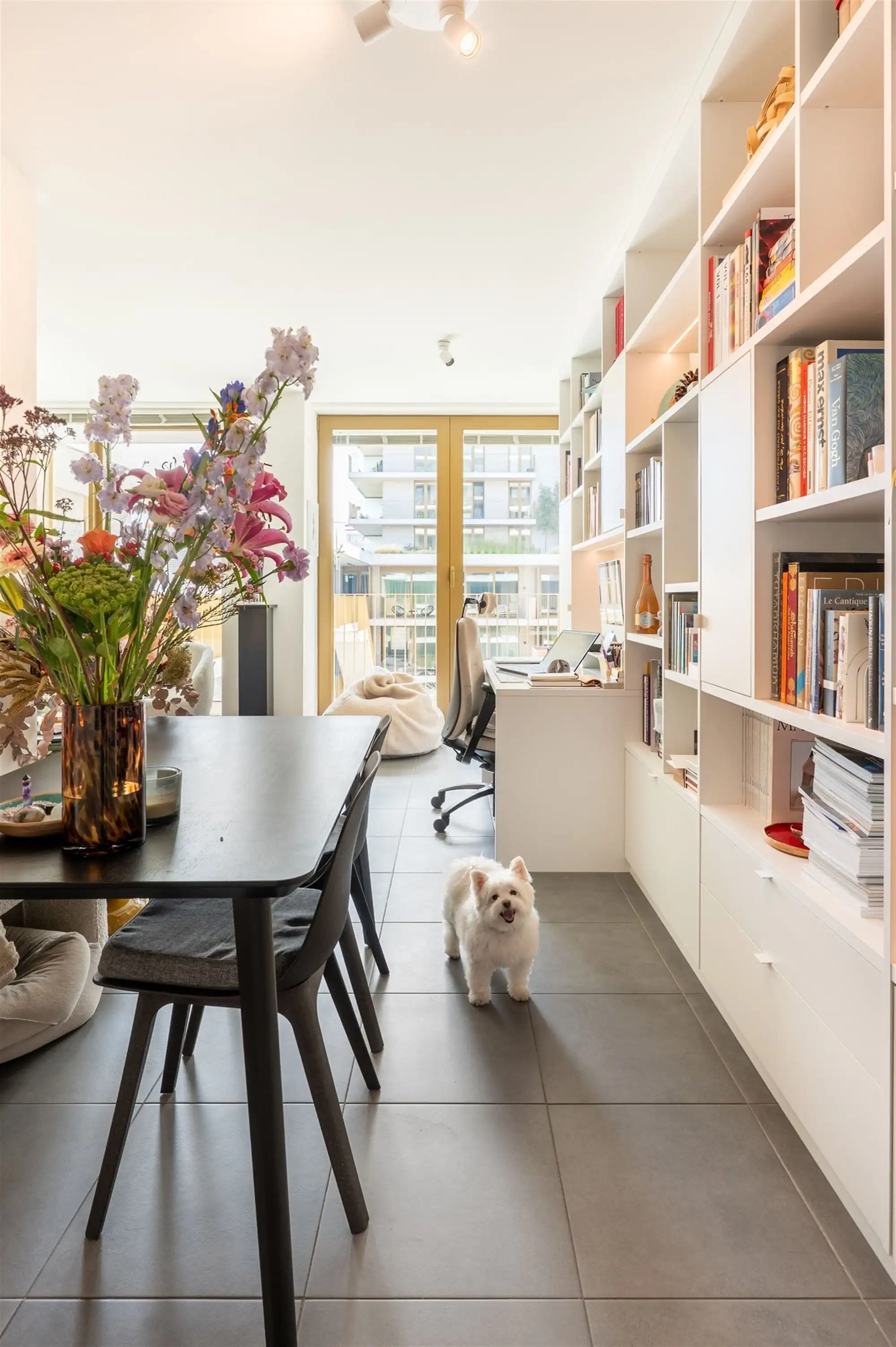 Nieuwbouw studio met ruim terras foto 8