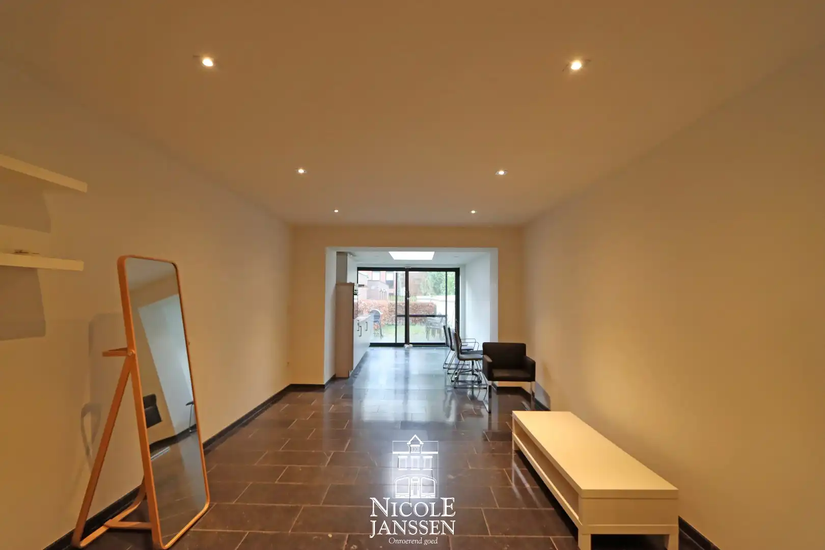 Nieuwbouwwoning met tuintje foto 2