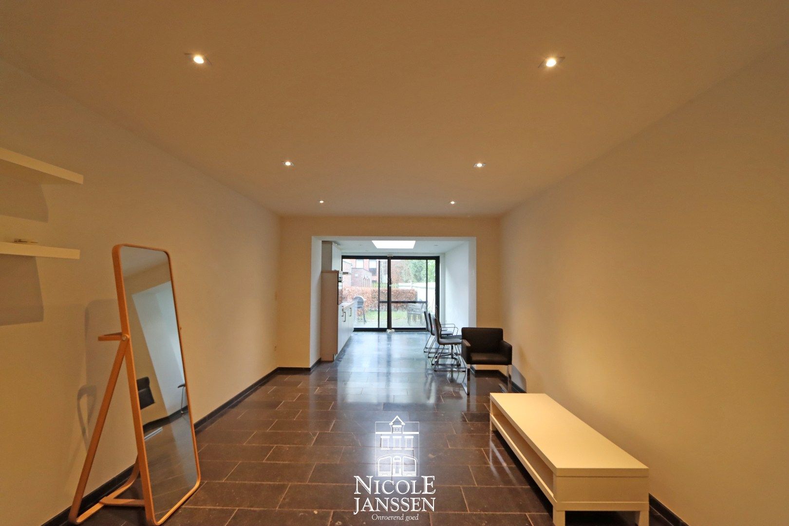 Nieuwbouwwoning met tuintje foto 2