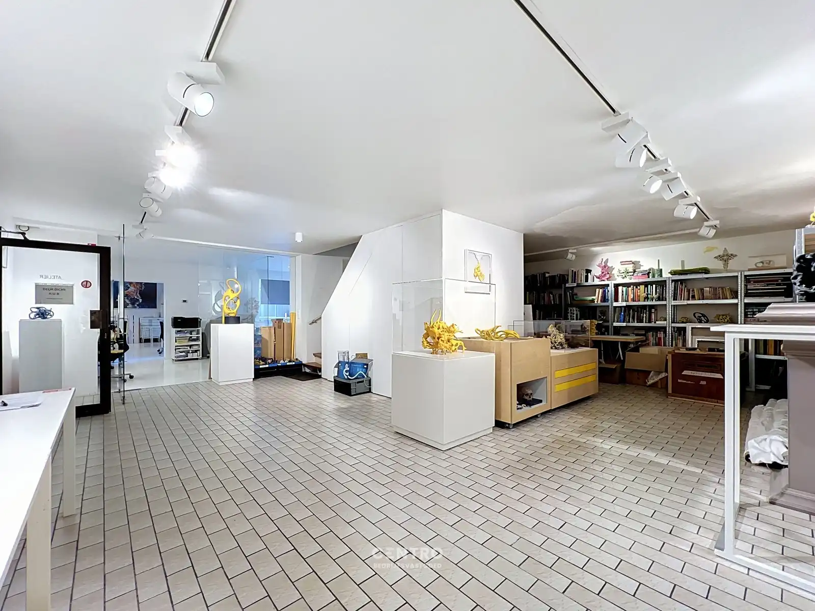 Ruimtelijk magazijn met toonzaal, kantoor en woonst te Lichtervelde, ideaal voor wonen én werken op een perceel van 1.002m²! foto 7
